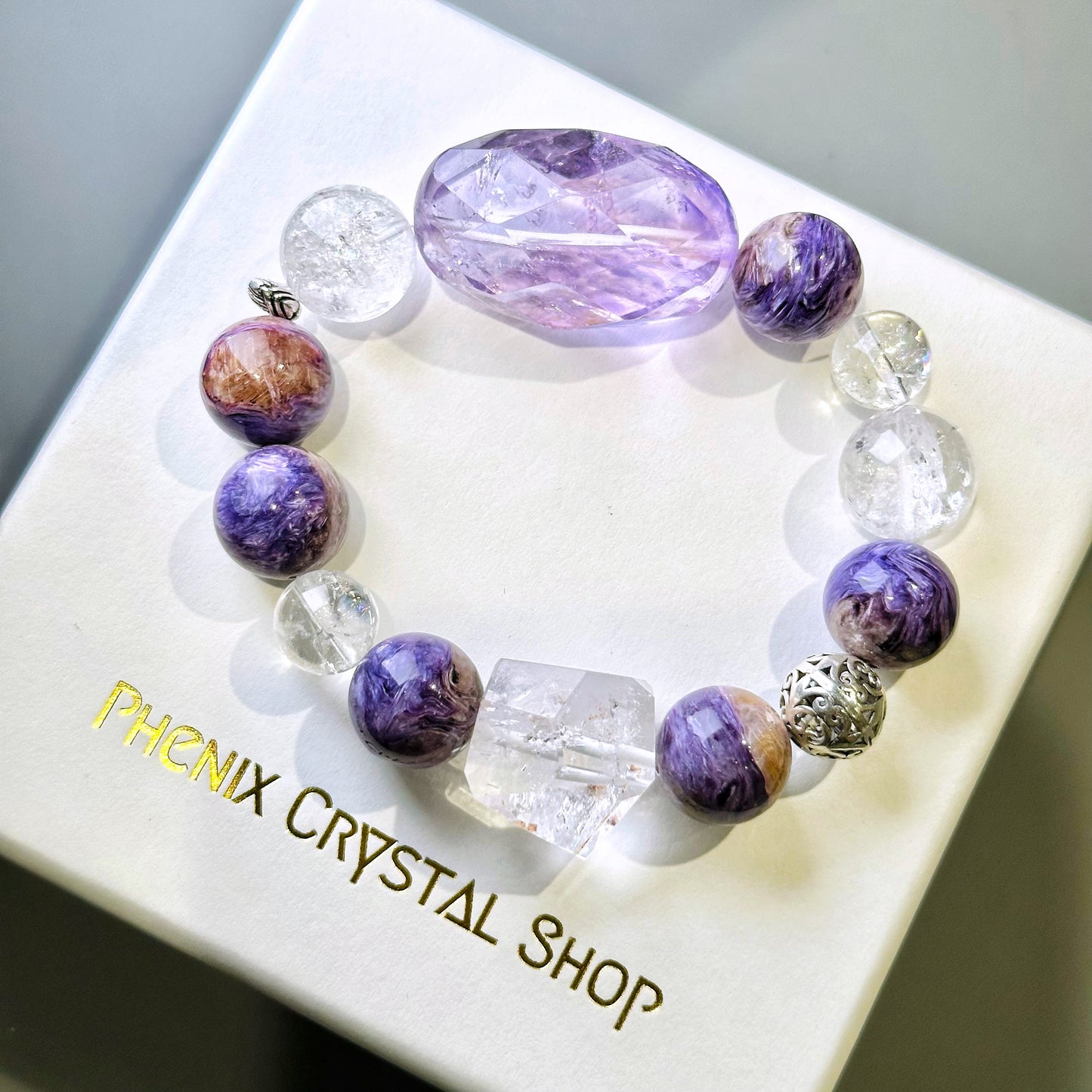 紫龍晶 骸骨水晶 功效 頂輪 能量手串 水晶設計款 七脈輪 紫色水晶 屬火手串
Charoite Skeleton Quartz Amethyst Bracelet