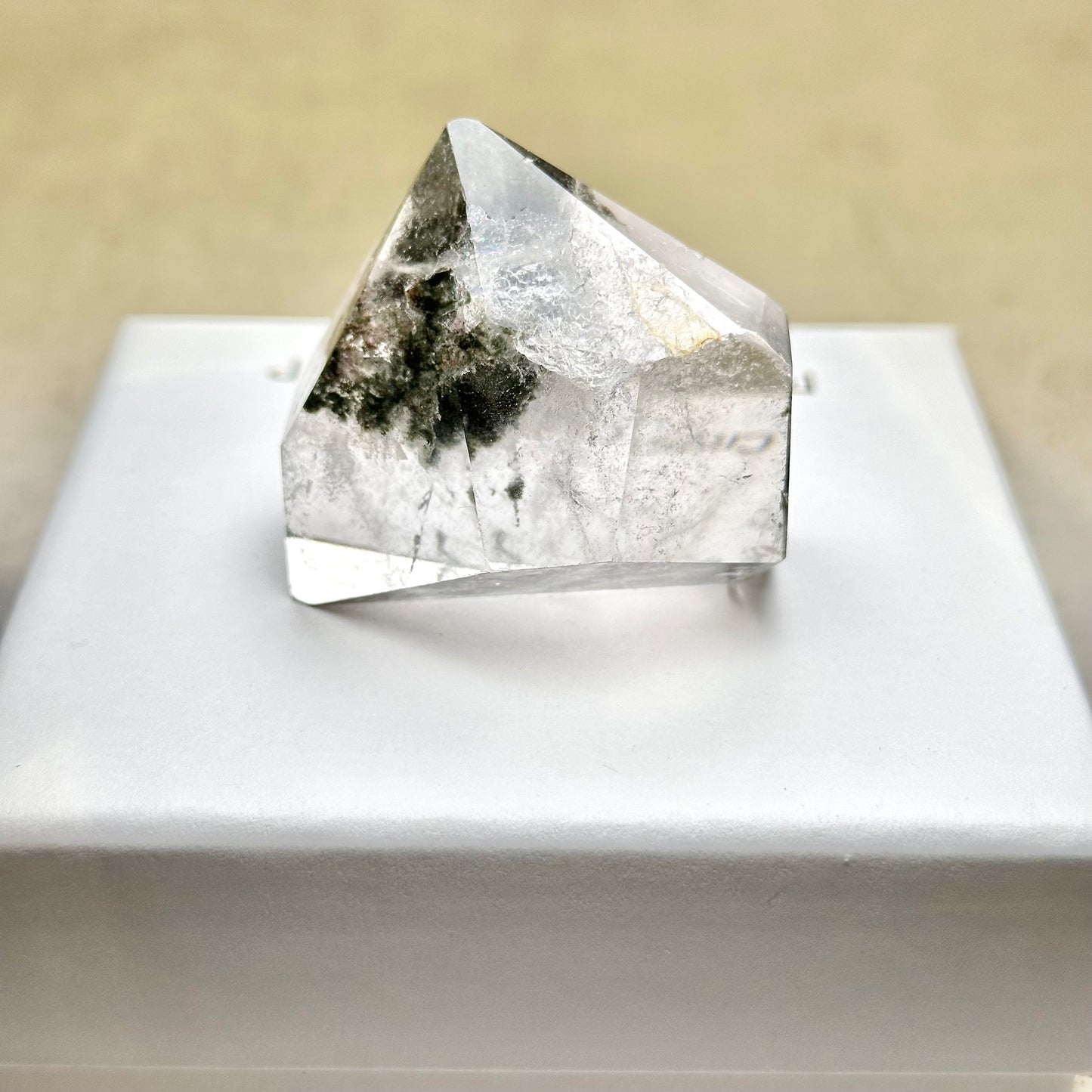 綠幽靈 柱 擺件 事業水晶 功效 水晶設計款 銅鑼灣水晶店 旺角水晶店 能量 心輪 Crystal Design Bracelet 屬木 綠色水晶 Green Phantom Quartz Tower