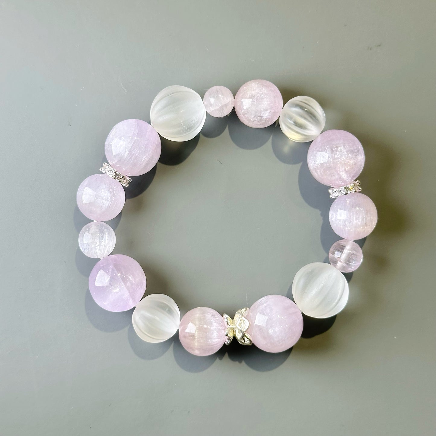 紫鋰輝 功效 冰種紫鋰輝 頂輪 能量手串 水晶設計款 七脈輪 紫色水晶 屬火手串
Kunzite Design Bracelet