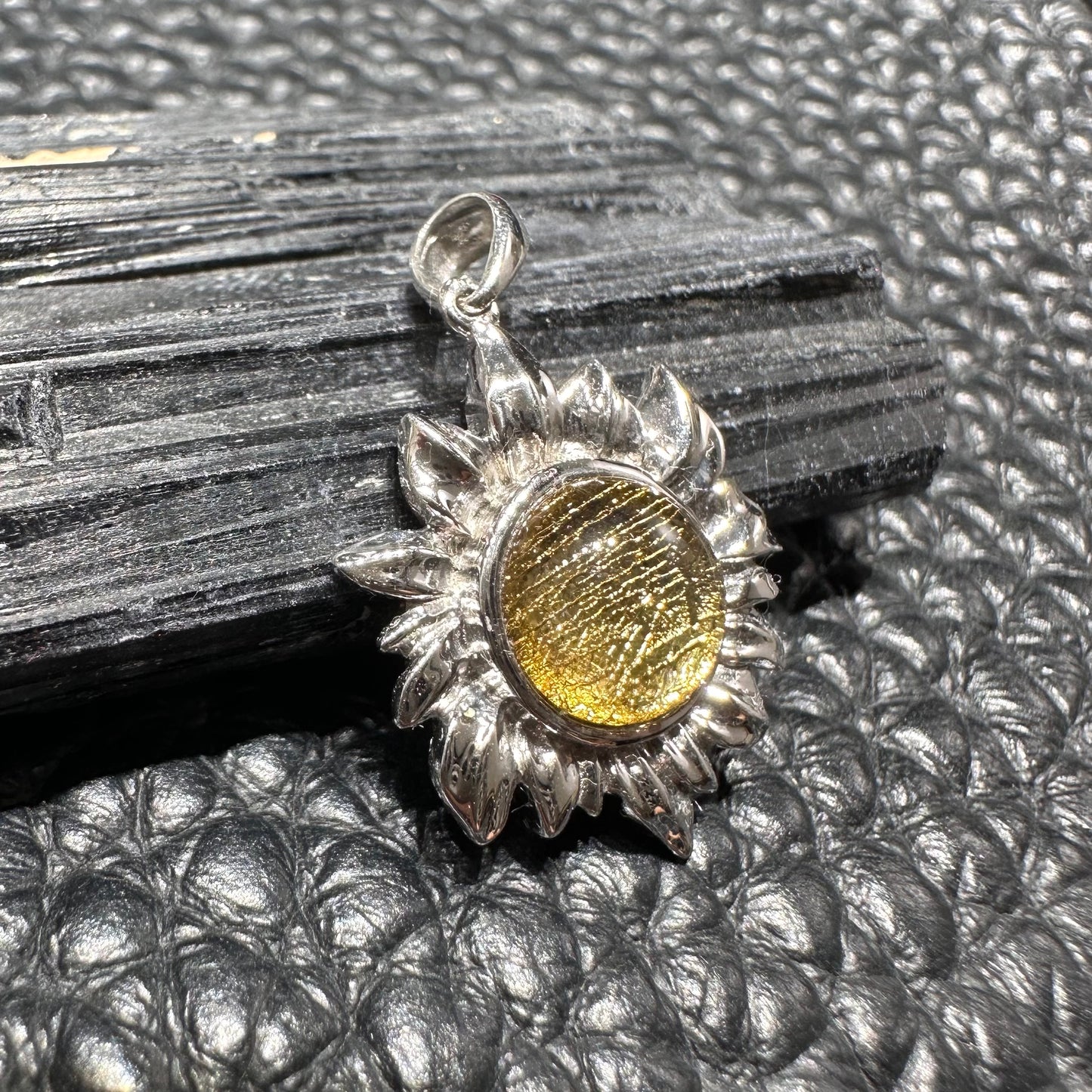 天鐵 隕石 瑞士 功效 能量 吊墜 價錢 消磁 Meteorite 太陽花 銅鑼灣水晶店 旺角水晶店 農曆七月 能量水晶