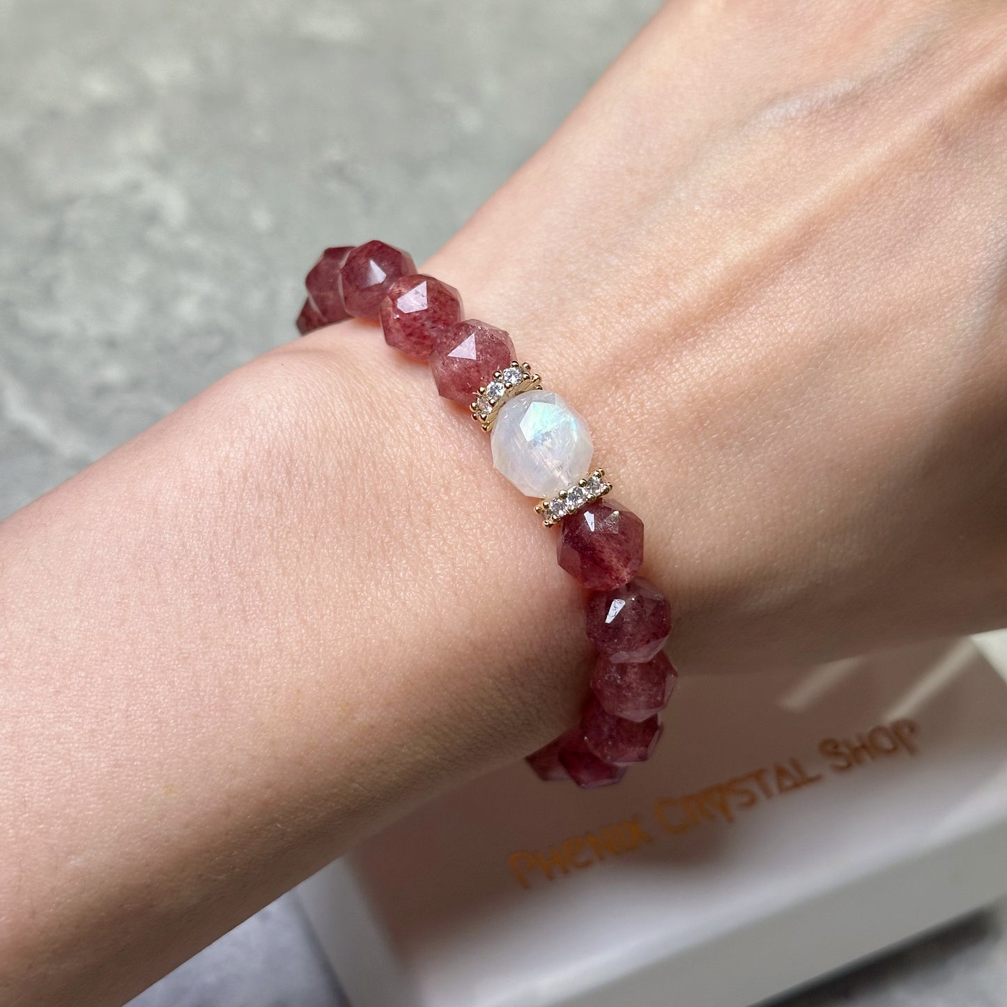 草莓晶月亮石 招人緣桃花 屬火水晶 水晶設計款
Moonstone Strawberry Quartz Crystal Design Bracelet
