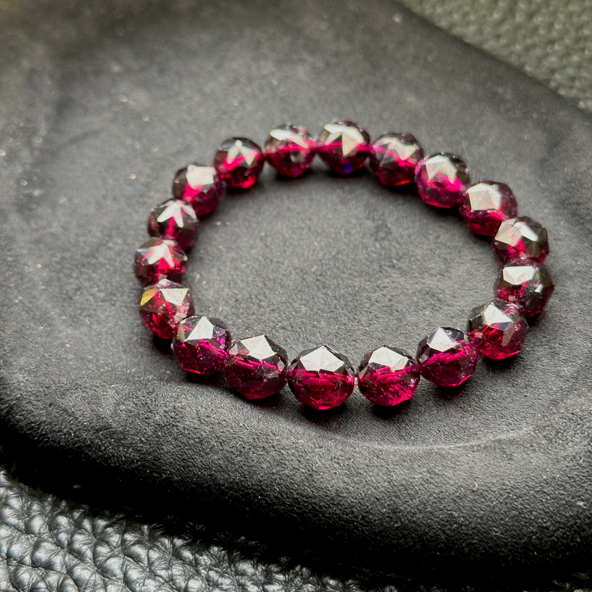 Garnet Starcut Bracelet 石榴石星切手串 10.5mm | 手串 bracelet | 紋理特寫 texture detail