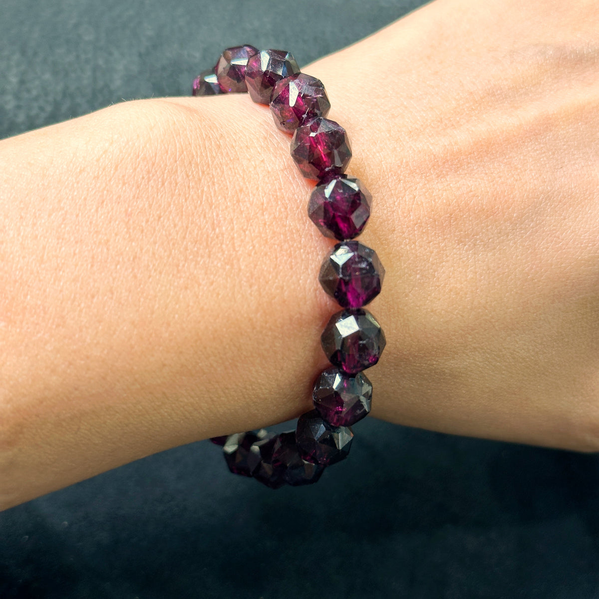 Garnet Starcut Bracelet 石榴石星切手串 9.3mm | 手串 bracelet | 側面角度 side angle