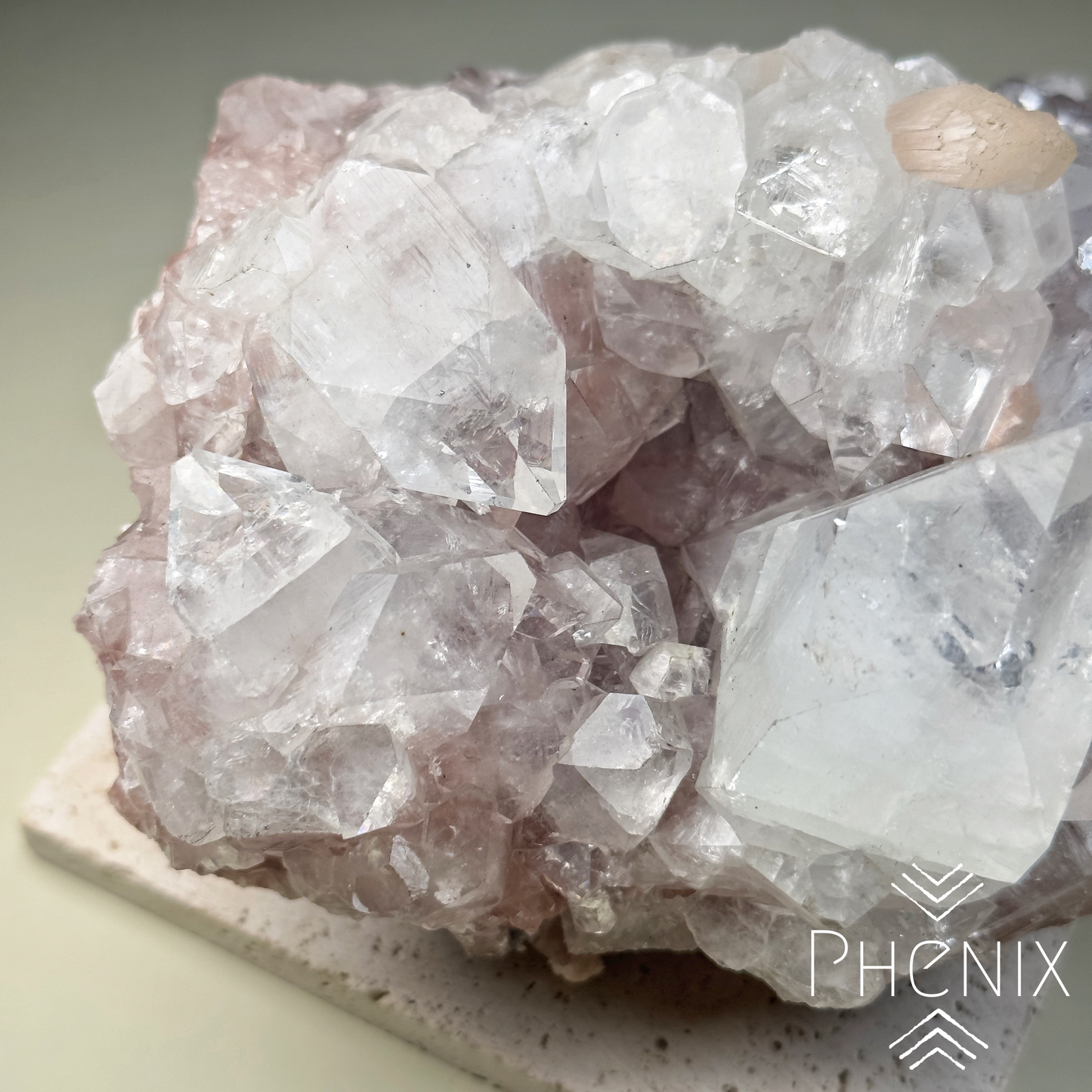 Pink Apophyllite 粉紅魚眼石