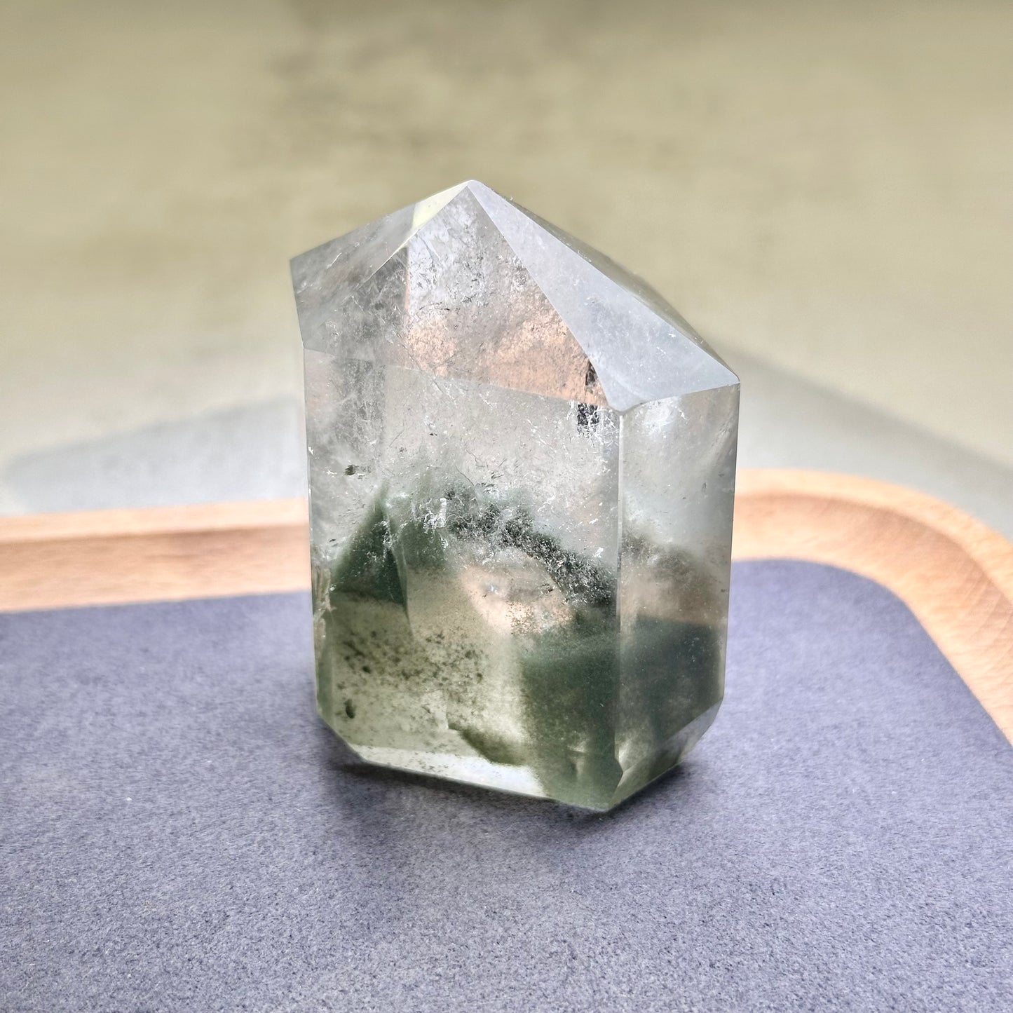 綠幽靈 柱 擺件 事業水晶 功效 水晶設計款 銅鑼灣水晶店 旺角水晶店 能量 心輪 Crystal Design Bracelet 屬木 綠色水晶 Green Phantom Quartz Tower 