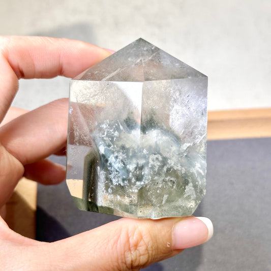 綠幽靈 柱 擺件 事業水晶 功效 水晶設計款 銅鑼灣水晶店 旺角水晶店 能量 心輪 Crystal Design Bracelet 屬木 綠色水晶 Green Phantom Quartz Tower 