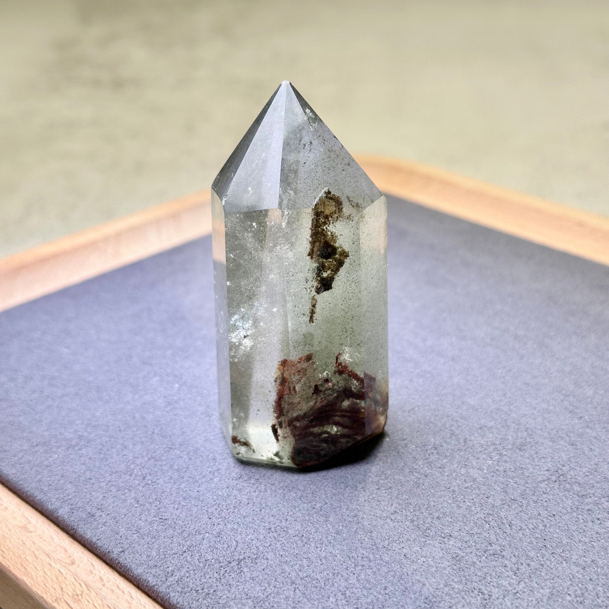 綠幽靈 柱 擺件 事業水晶 功效 水晶設計款 銅鑼灣水晶店 旺角水晶店 能量 心輪 Crystal Design Bracelet 屬木 綠色水晶 Green Phantom Quartz Tower 