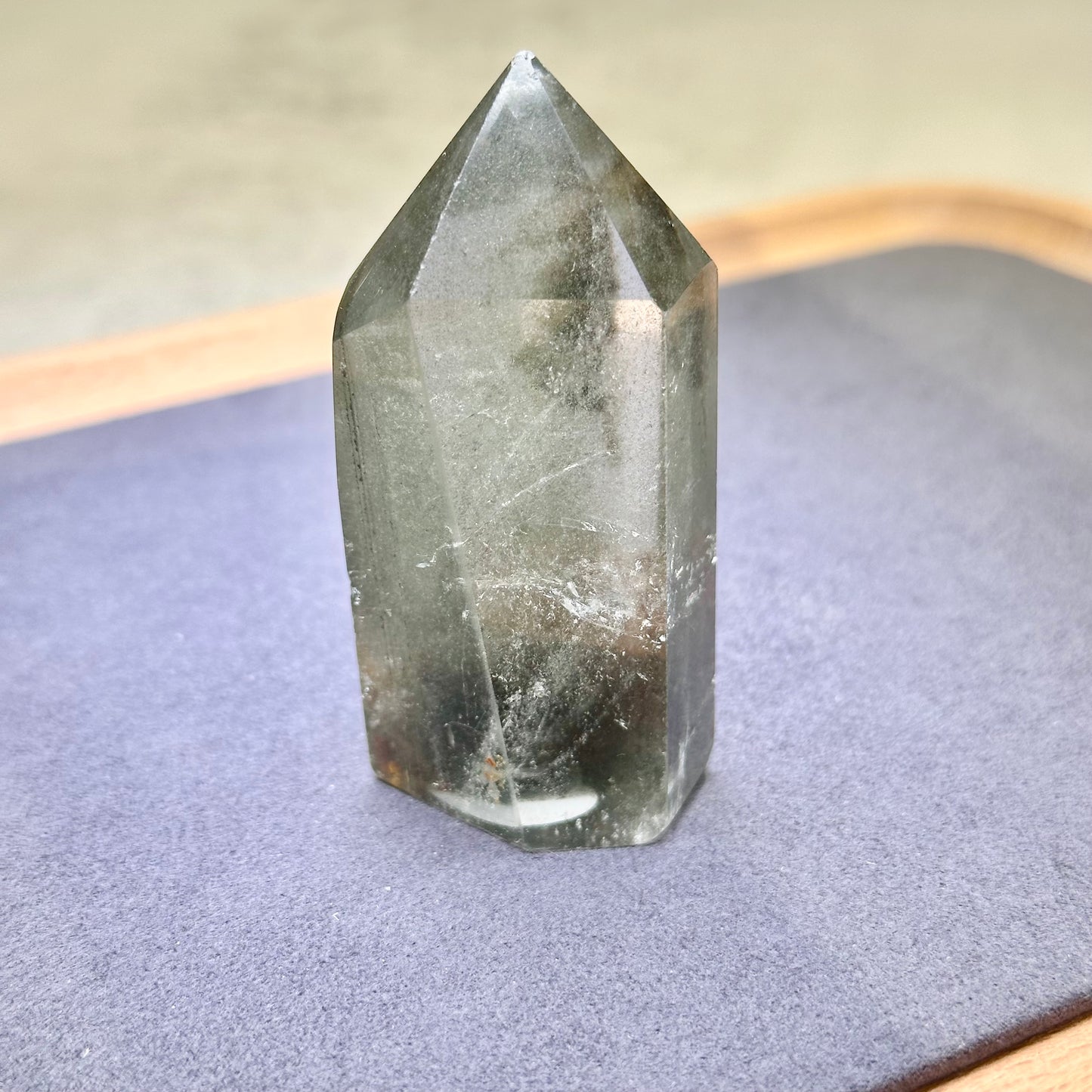 綠幽靈 柱 擺件 事業水晶 功效 水晶設計款 銅鑼灣水晶店 旺角水晶店 能量 心輪 Crystal Design Bracelet 屬木 綠色水晶 Green Phantom Quartz Tower 