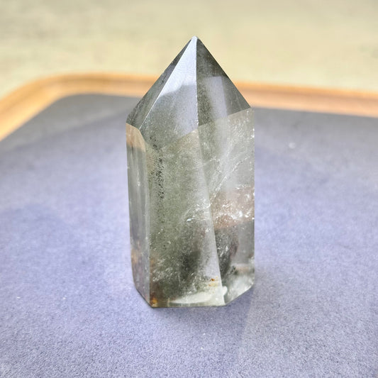 綠幽靈 柱 擺件 事業水晶 功效 水晶設計款 銅鑼灣水晶店 旺角水晶店 能量 心輪 Crystal Design Bracelet 屬木 綠色水晶 Green Phantom Quartz Tower 