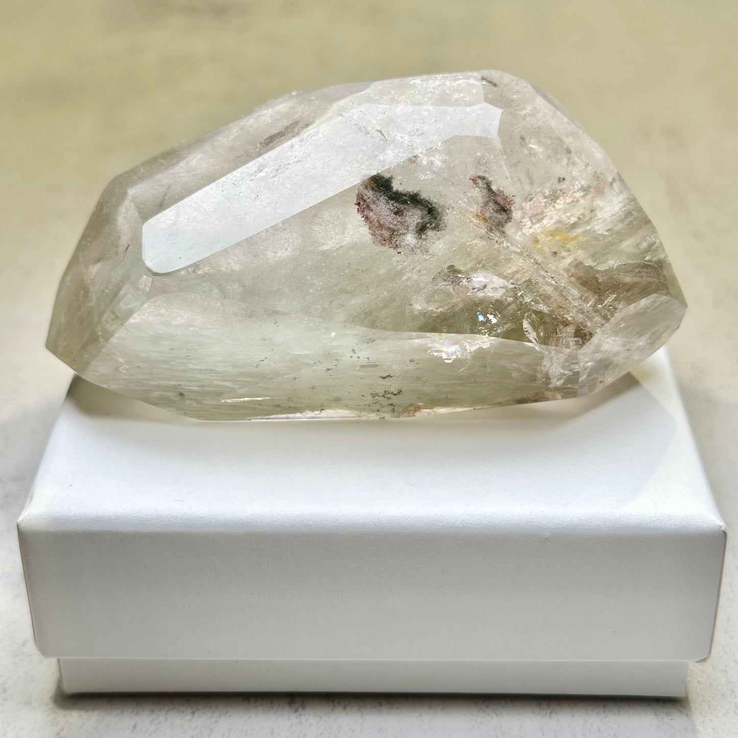 綠幽靈 柱 擺件 事業水晶 功效 水晶設計款 銅鑼灣水晶店 旺角水晶店 能量 心輪 Crystal Design Bracelet 屬木 綠色水晶 Green Phantom Quartz Tower 