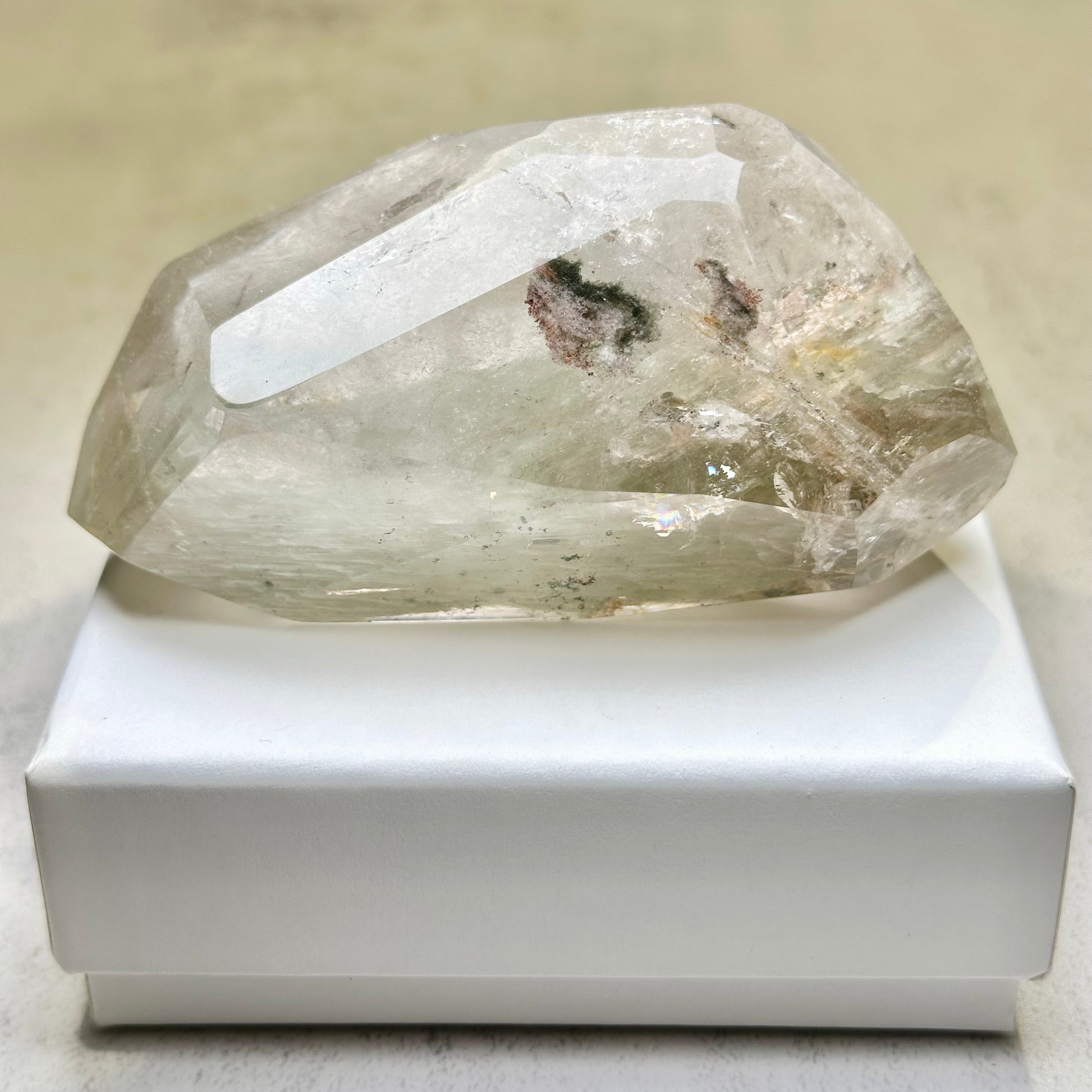綠幽靈 柱 擺件 事業水晶 功效 水晶設計款 銅鑼灣水晶店 旺角水晶店 能量 心輪 Crystal Design Bracelet 屬木 綠色水晶 Green Phantom Quartz Tower 