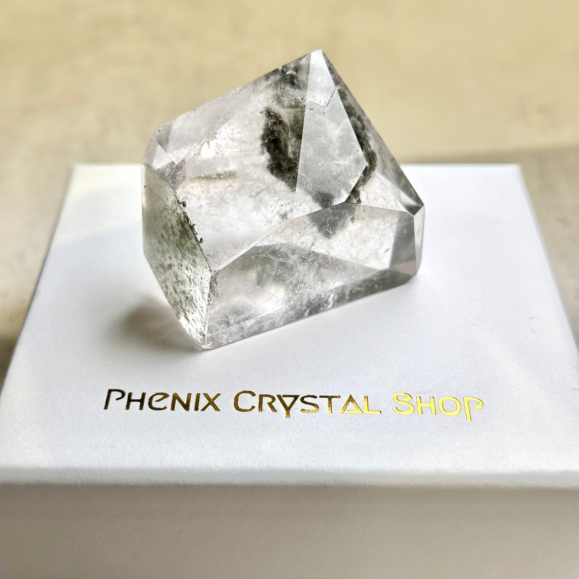 綠幽靈 柱 擺件 事業水晶 功效 水晶設計款 銅鑼灣水晶店 旺角水晶店 能量 心輪 Crystal Design Bracelet 屬木 綠色水晶 Green Phantom Quartz Tower 