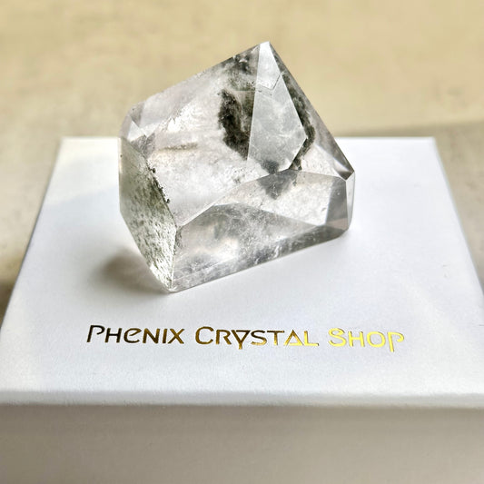 綠幽靈 柱 擺件 事業水晶 功效 水晶設計款 銅鑼灣水晶店 旺角水晶店 能量 心輪 Crystal Design Bracelet 屬木 綠色水晶 Green Phantom Quartz Tower 