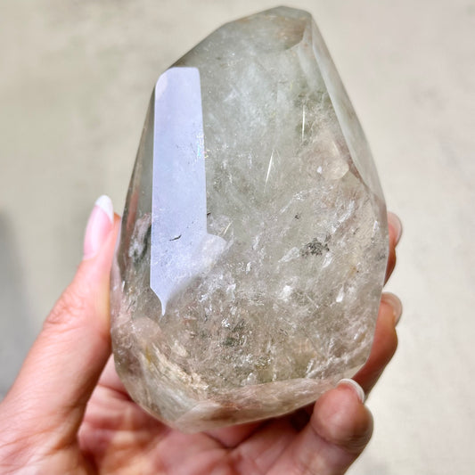 綠幽靈 柱 擺件 事業水晶 功效 水晶設計款 銅鑼灣水晶店 旺角水晶店 能量 心輪 Crystal Design Bracelet 屬木 綠色水晶 Green Phantom Quartz Tower 
