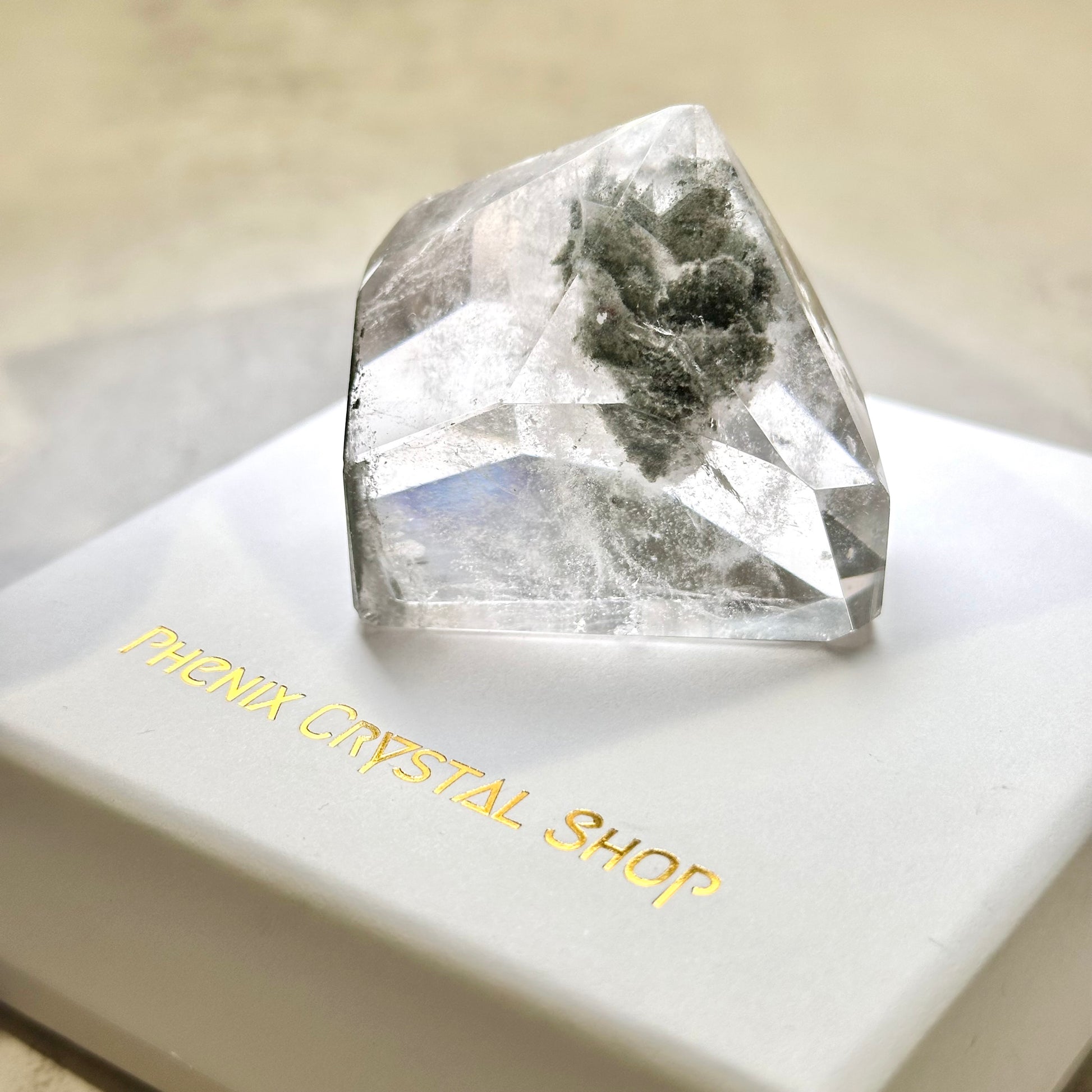 綠幽靈 柱 擺件 事業水晶 功效 水晶設計款 銅鑼灣水晶店 旺角水晶店 能量 心輪 Crystal Design Bracelet 屬木 綠色水晶 Green Phantom Quartz Tower 
