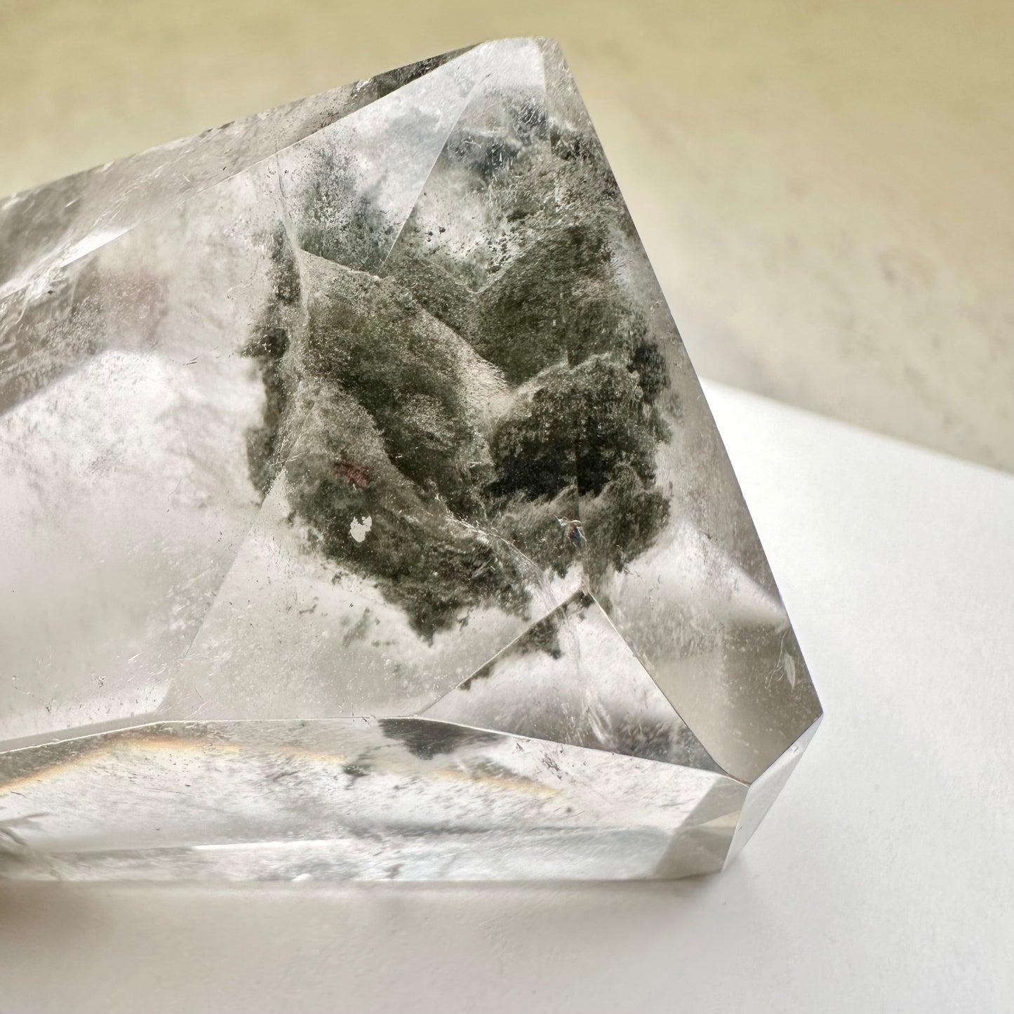 綠幽靈 柱 擺件 事業水晶 功效 水晶設計款 銅鑼灣水晶店 旺角水晶店 能量 心輪 Crystal Design Bracelet 屬木 綠色水晶 Green Phantom Quartz Tower 