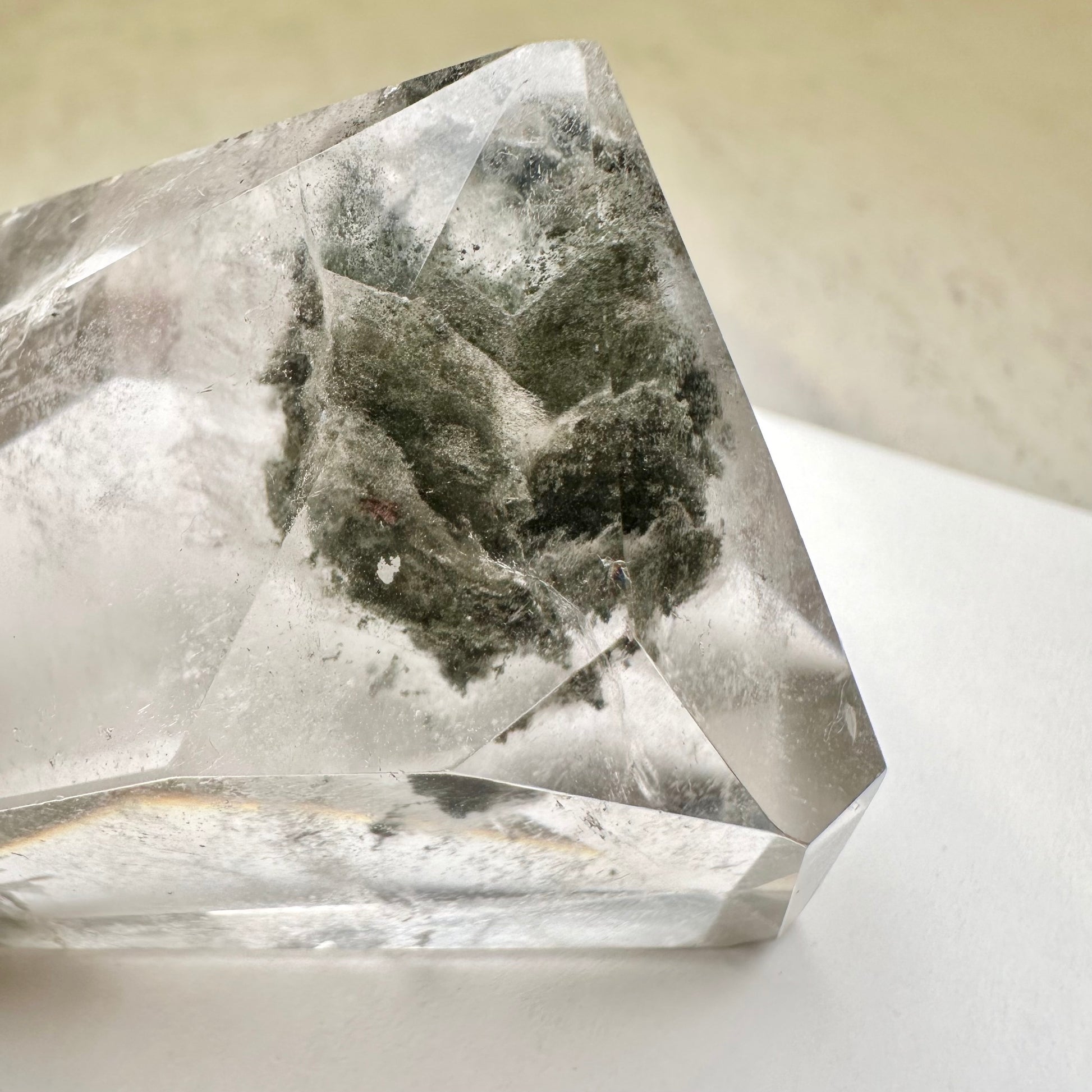 綠幽靈 柱 擺件 事業水晶 功效 水晶設計款 銅鑼灣水晶店 旺角水晶店 能量 心輪 Crystal Design Bracelet 屬木 綠色水晶 Green Phantom Quartz Tower 