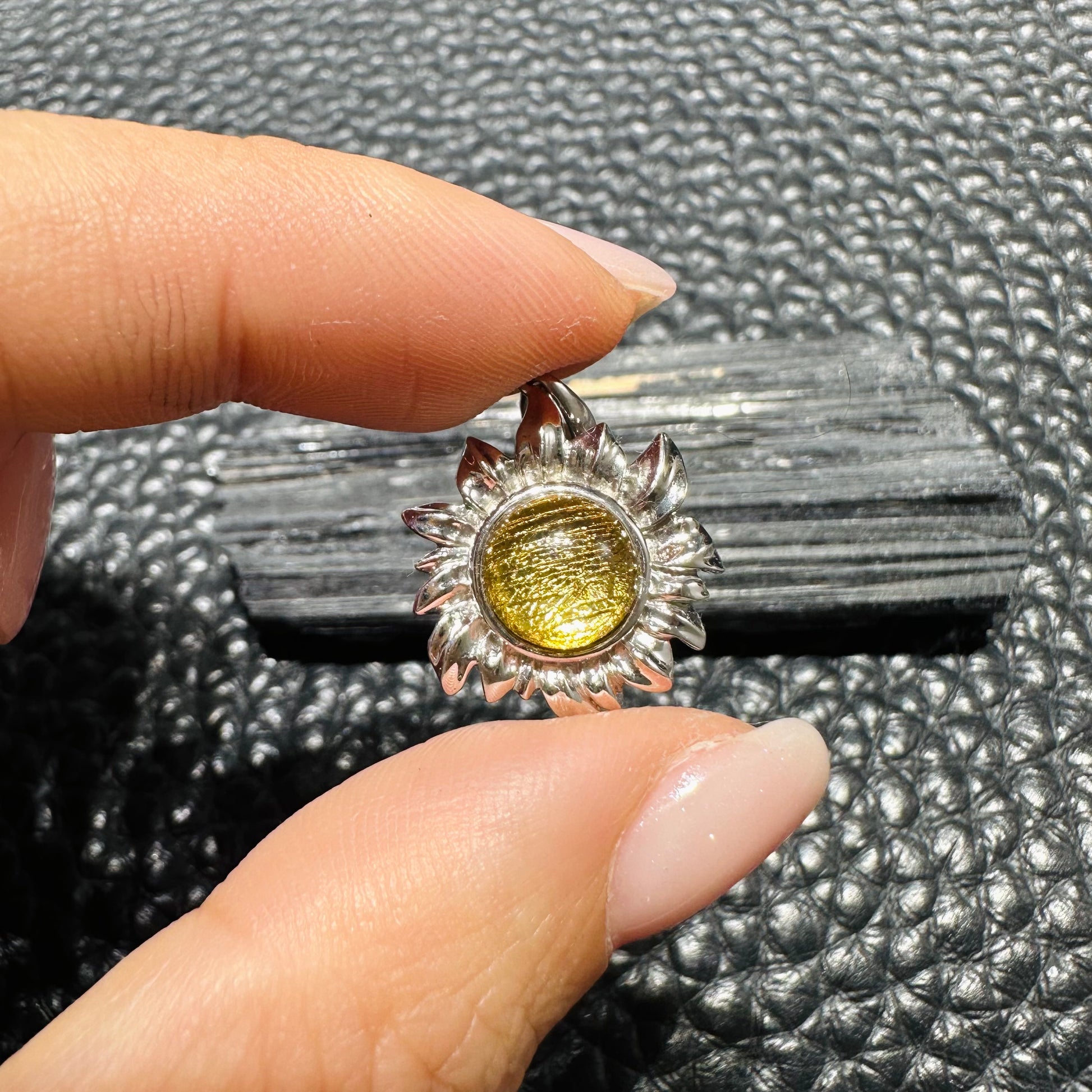 天鐵 隕石 瑞士 功效 能量 吊墜 價錢 消磁 Meteorite 太陽花 銅鑼灣水晶店 旺角水晶店 農曆七月 能量水晶 