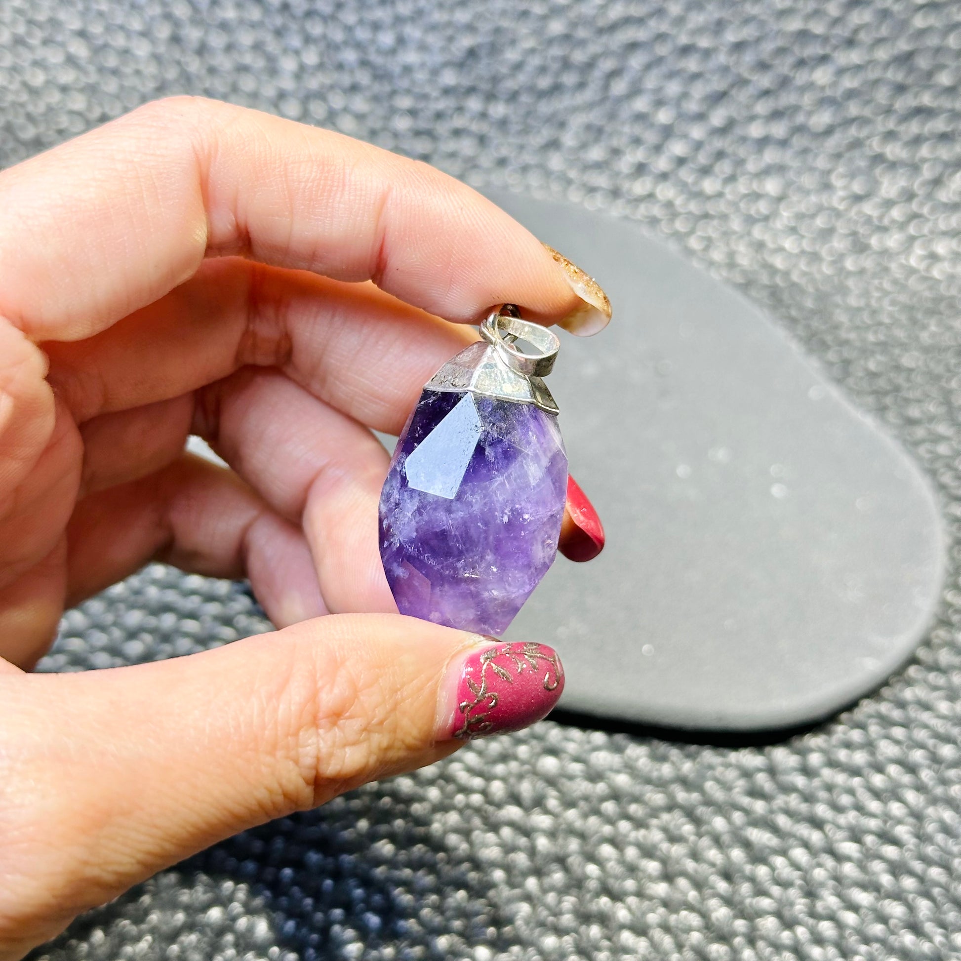 Amethyst Faceted Pendant 紫水晶切割款吊墜 | 吊墜 pendant | 細節特寫 close up detail
