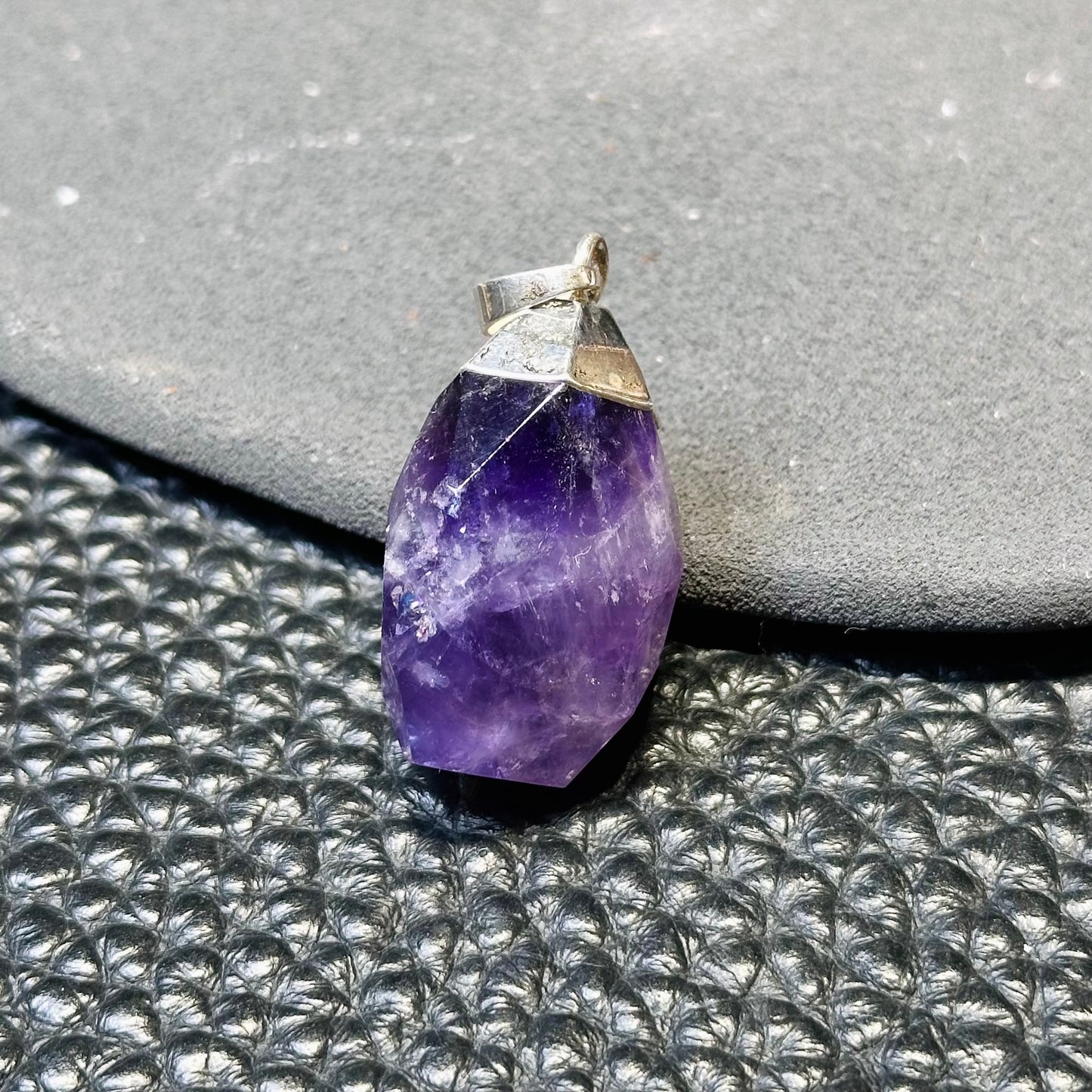 Amethyst Faceted Pendant 紫水晶切割款吊墜 | 吊墜 pendant | 側面角度 side angle