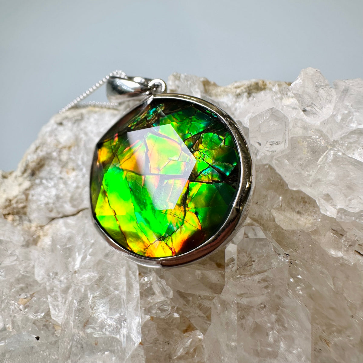 Ammolite 斑彩石 大衛星吊墜 | 吊墜 pendant | 細節特寫 close up detail