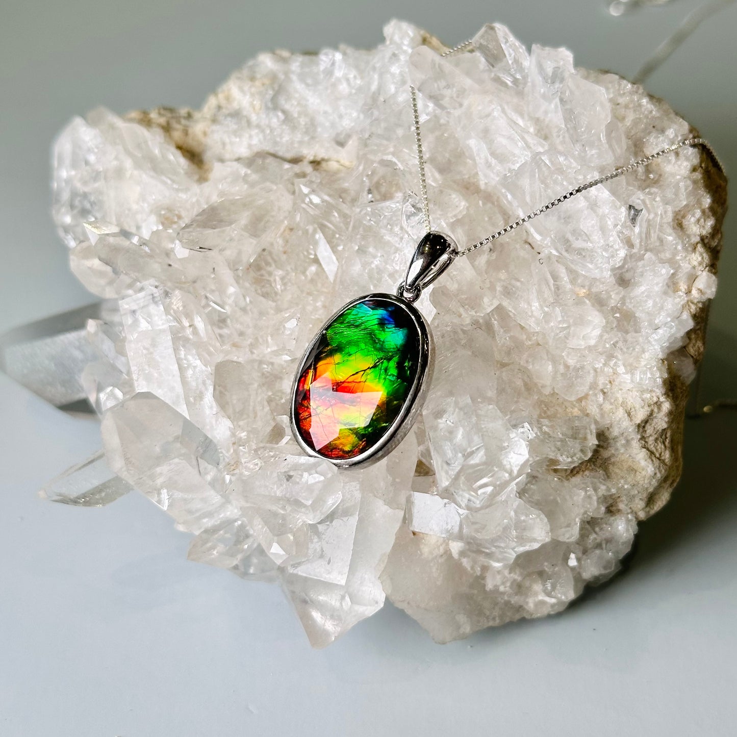 Ammolite 斑彩石 橢圓形吊墜 | 吊墜 pendant | 細節特寫 close up detail