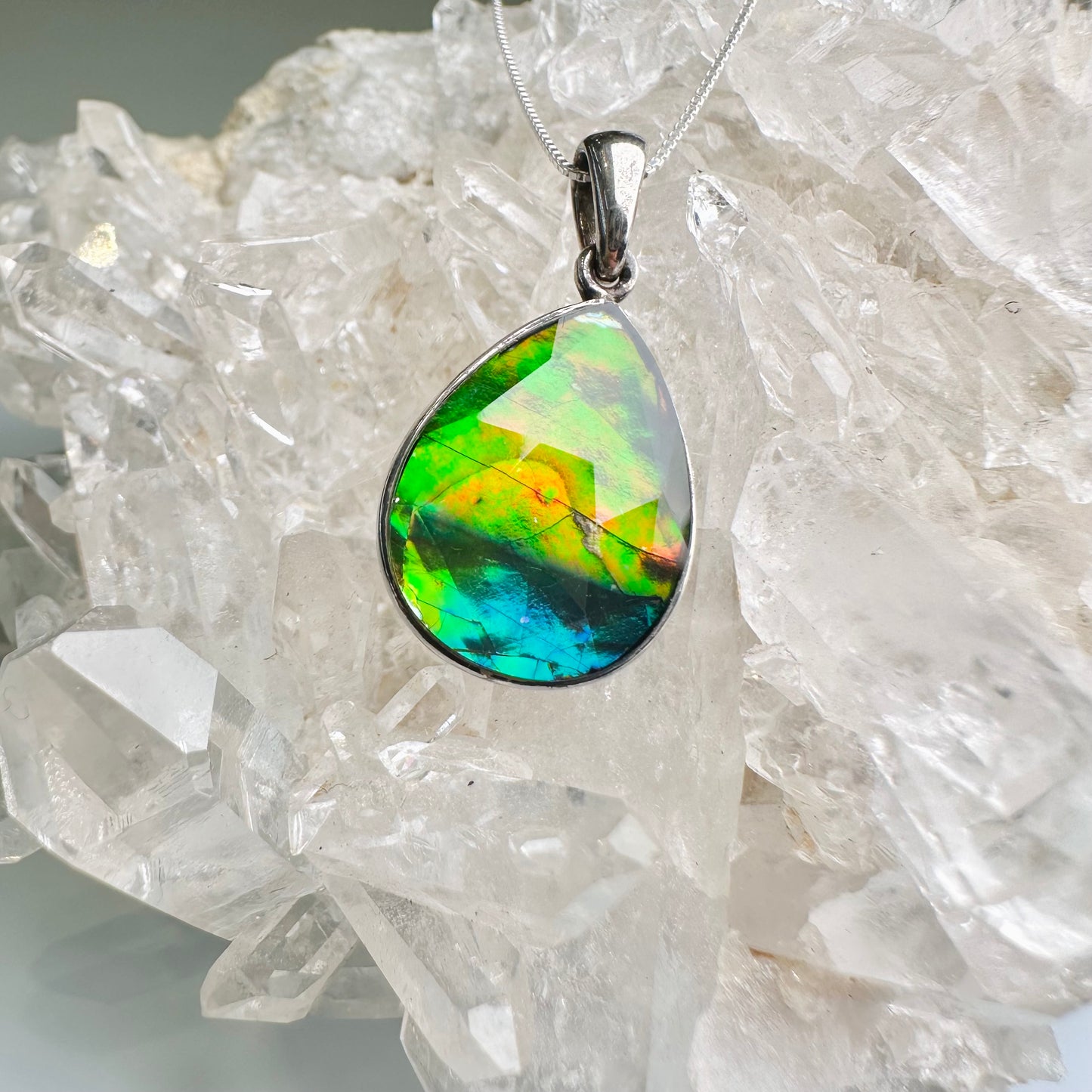 Ammolite 斑彩石 水滴形吊墜 | 吊墜 pendant | 細節特寫 close up detail