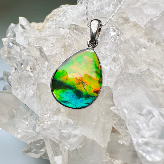 Ammolite 斑彩石 水滴形吊墜 | 吊墜 pendant | 正面圖 front view