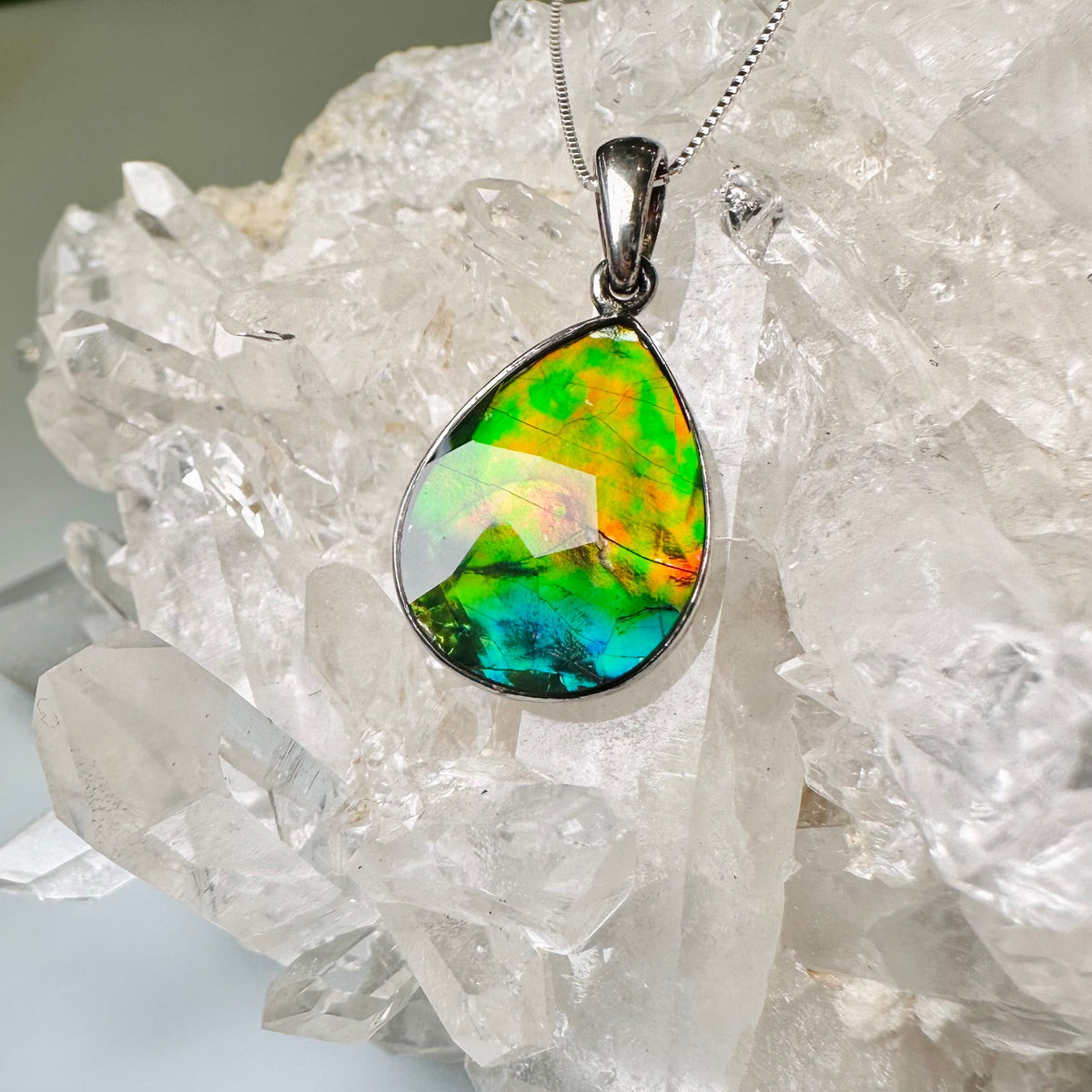 Ammolite 斑彩石 水滴形吊墜 | 吊墜 pendant | 側面角度 side angle