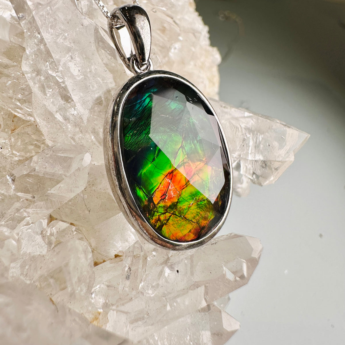 Ammolite 斑彩石 橢圓形吊墜 | 吊墜 pendant | 側面角度 side angle