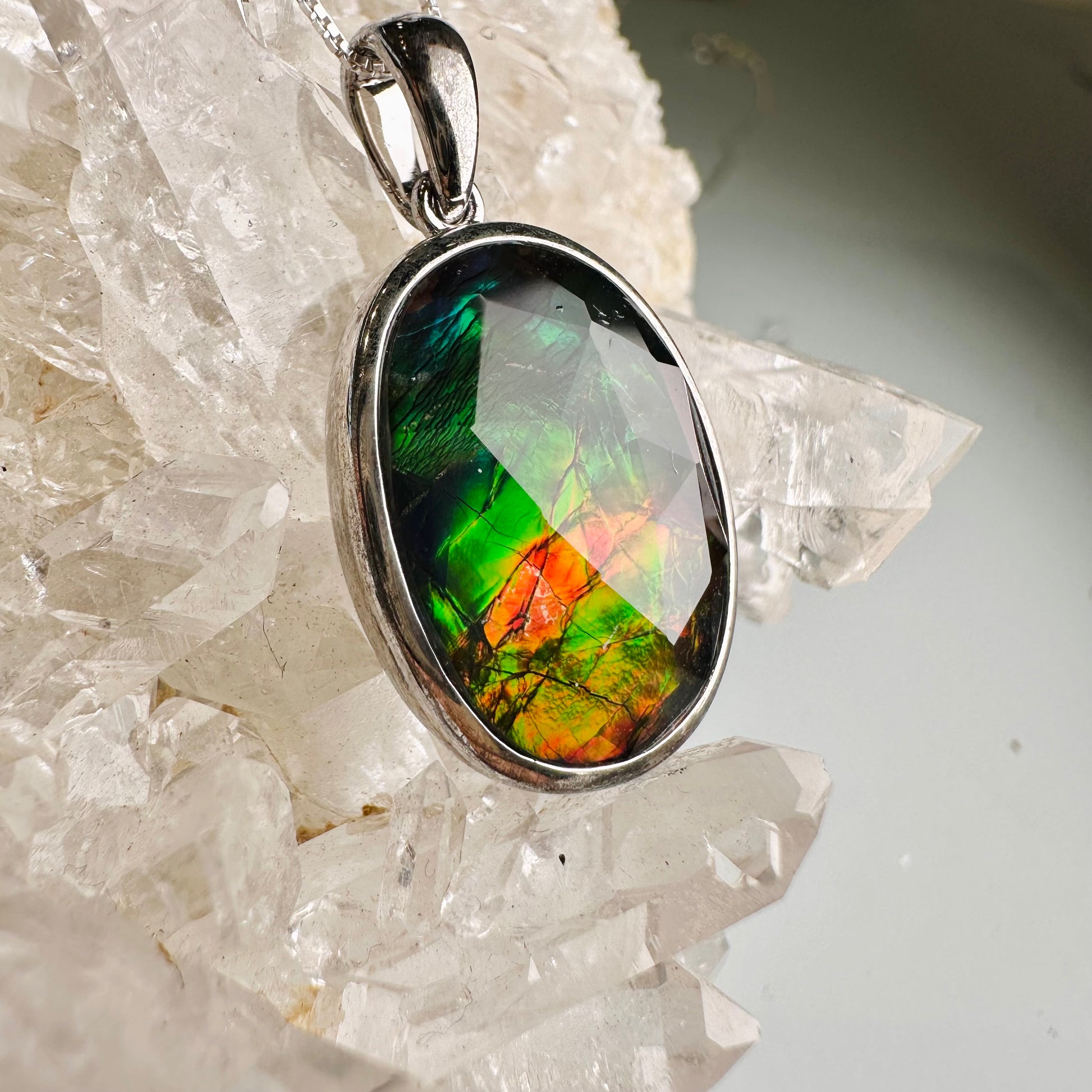 Ammolite 斑彩石 橢圓形吊墜 | 吊墜 pendant | 側面角度 side angle