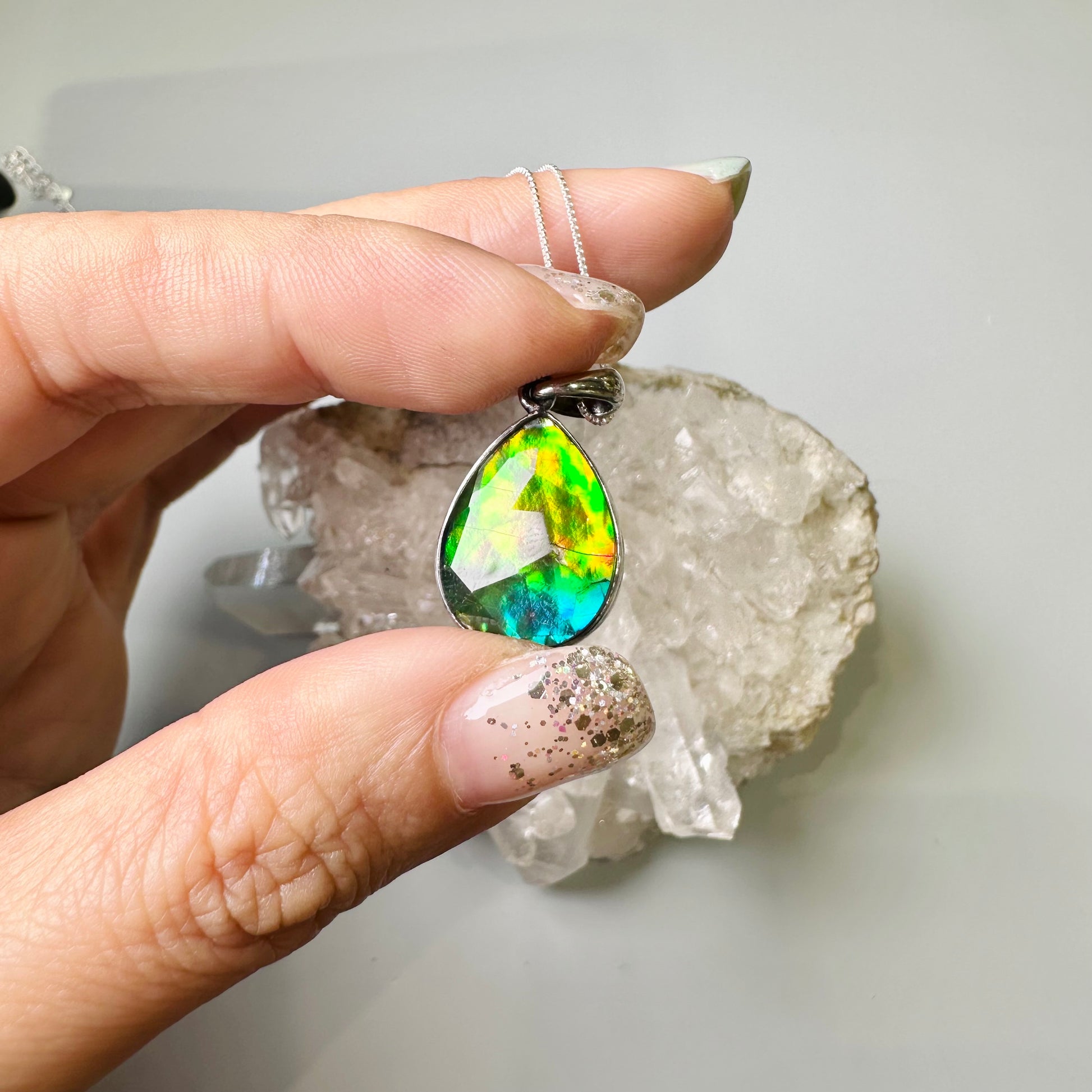 Ammolite 斑彩石 水滴形吊墜 | 吊墜 pendant | 紋理特寫 texture detail