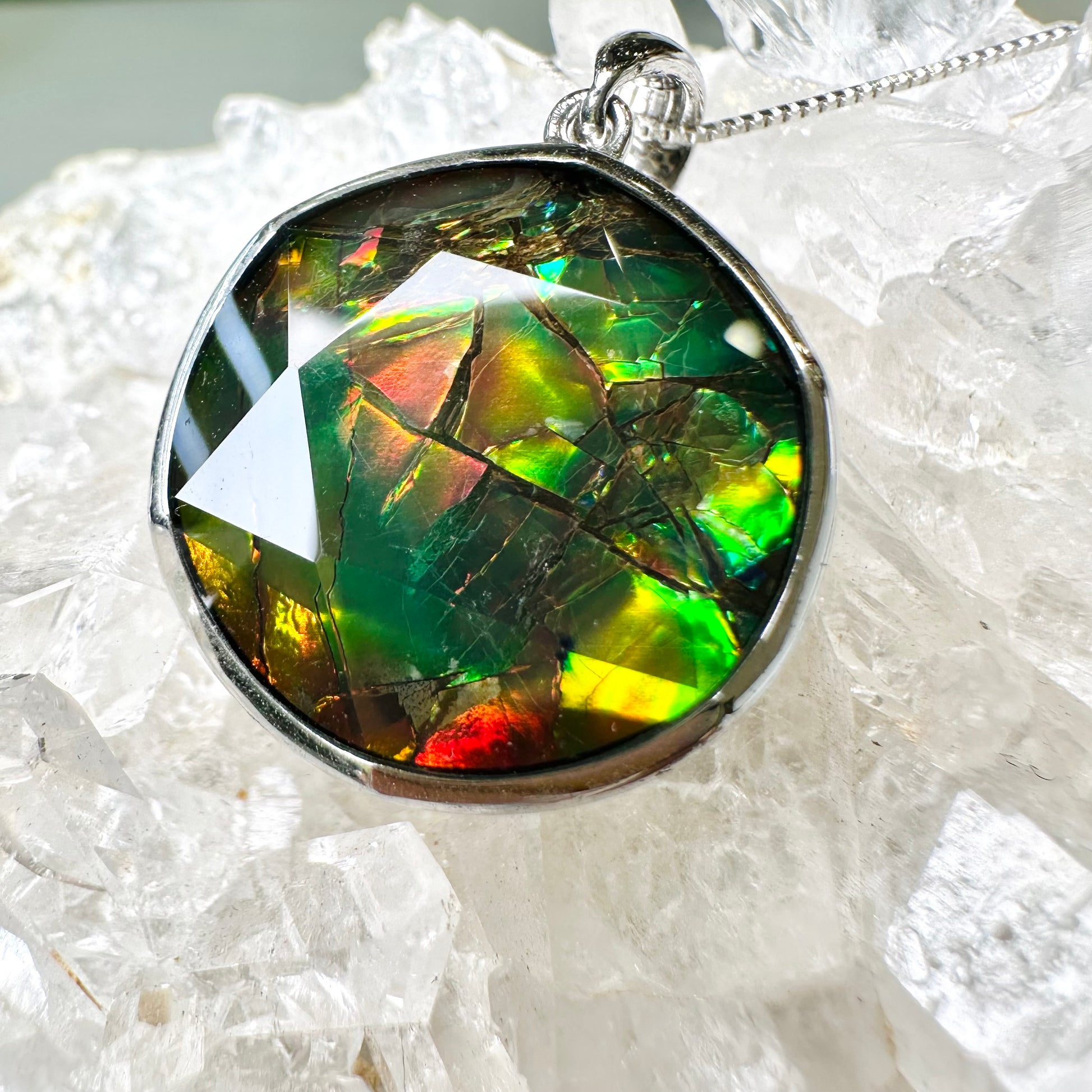 Ammolite 斑彩石 大衛星吊墜 | 吊墜 pendant | 紋理特寫 texture detail