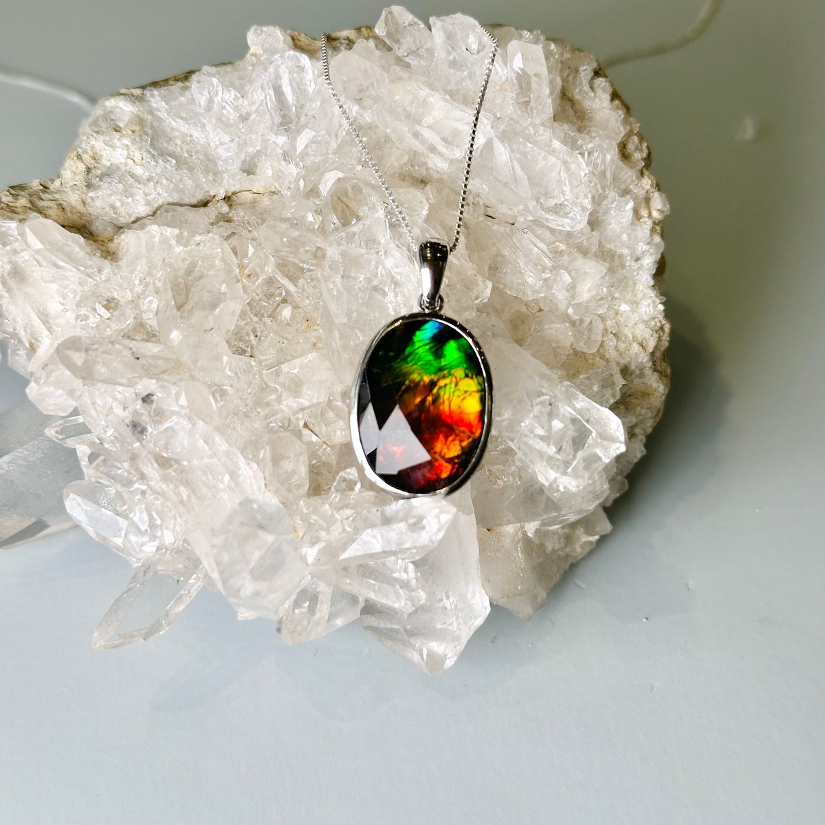 Ammolite 斑彩石 橢圓形吊墜 | 吊墜 pendant | 紋理特寫 texture detail