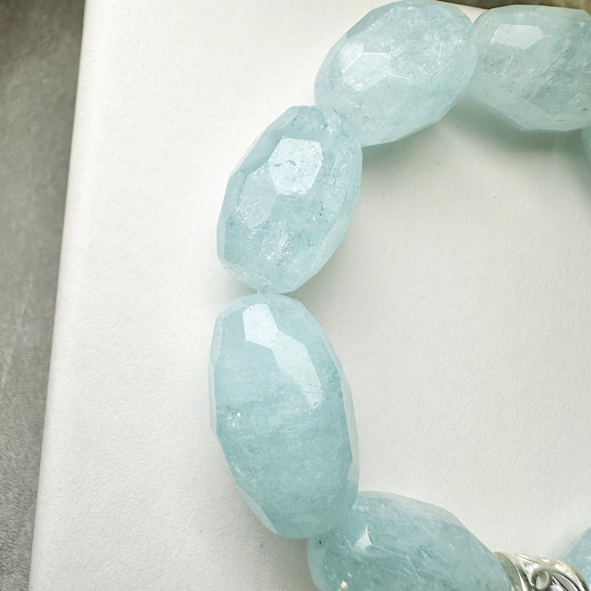 Aquamarine Faceted Bracelet 海藍寶切割款手串 | 手串 bracelet | 側面角度 side angle