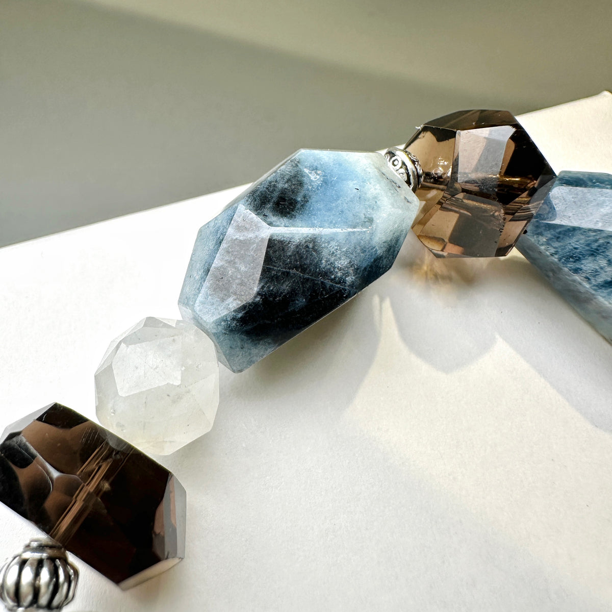 Aquamarine x Labradorite x Smoky Quartz x Moonstone 魔鬼髮海藍寶x拉長石x茶晶x月亮石 | 原礦 raw-crystal | 細節特寫 close up detail