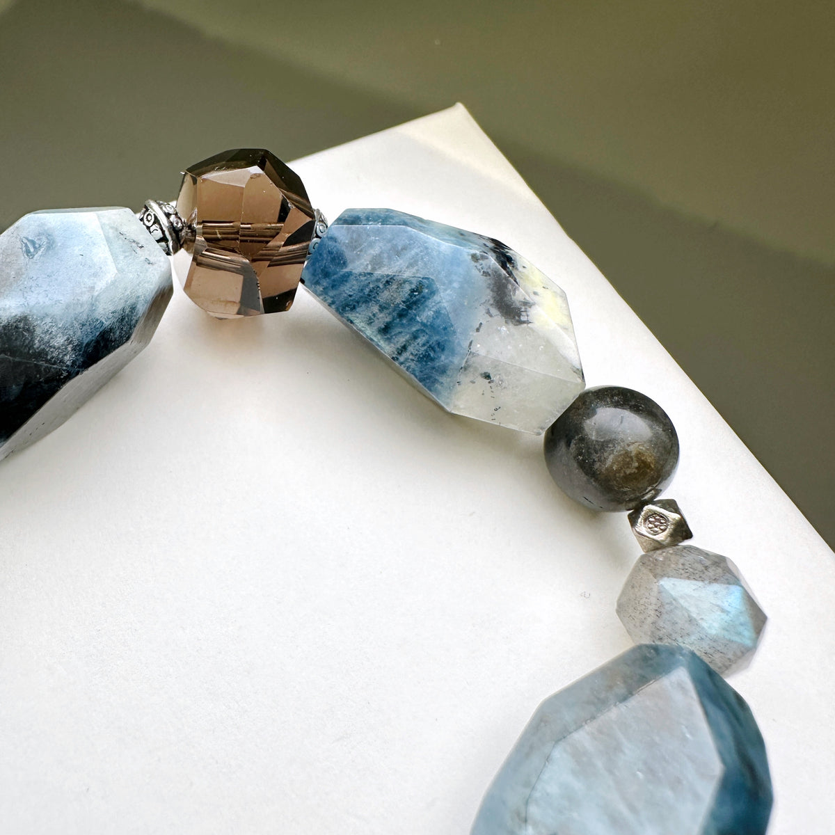 Aquamarine x Labradorite x Smoky Quartz x Moonstone 魔鬼髮海藍寶x拉長石x茶晶x月亮石 | 原礦 raw-crystal | 紋理特寫 texture detail