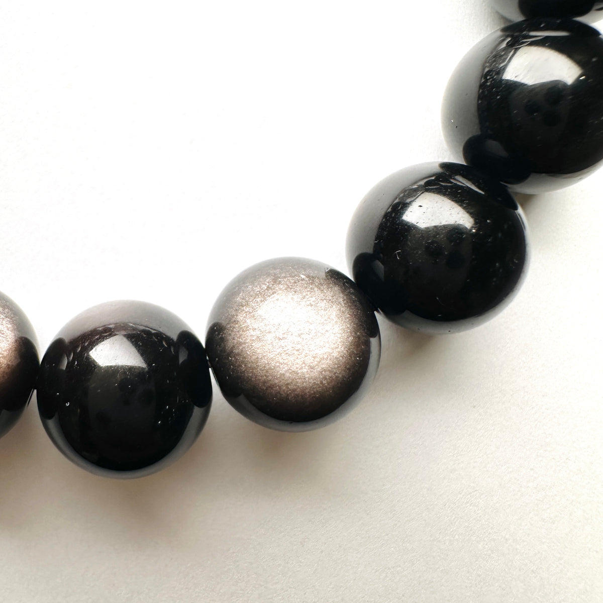 Black Rutilated Quartz x Sliver Obsidian 黑髮晶x銀曜石手串 | 手串 bracelet | 側面角度 side angle
