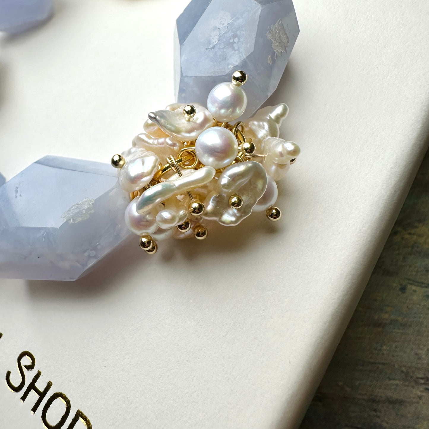 Blue Lace Agate & Pearl & Clear Quartz Bracelet 藍紋瑪瑙 珍珠 白水晶 手鏈 | 手串 bracelet | 側面角度 side angle