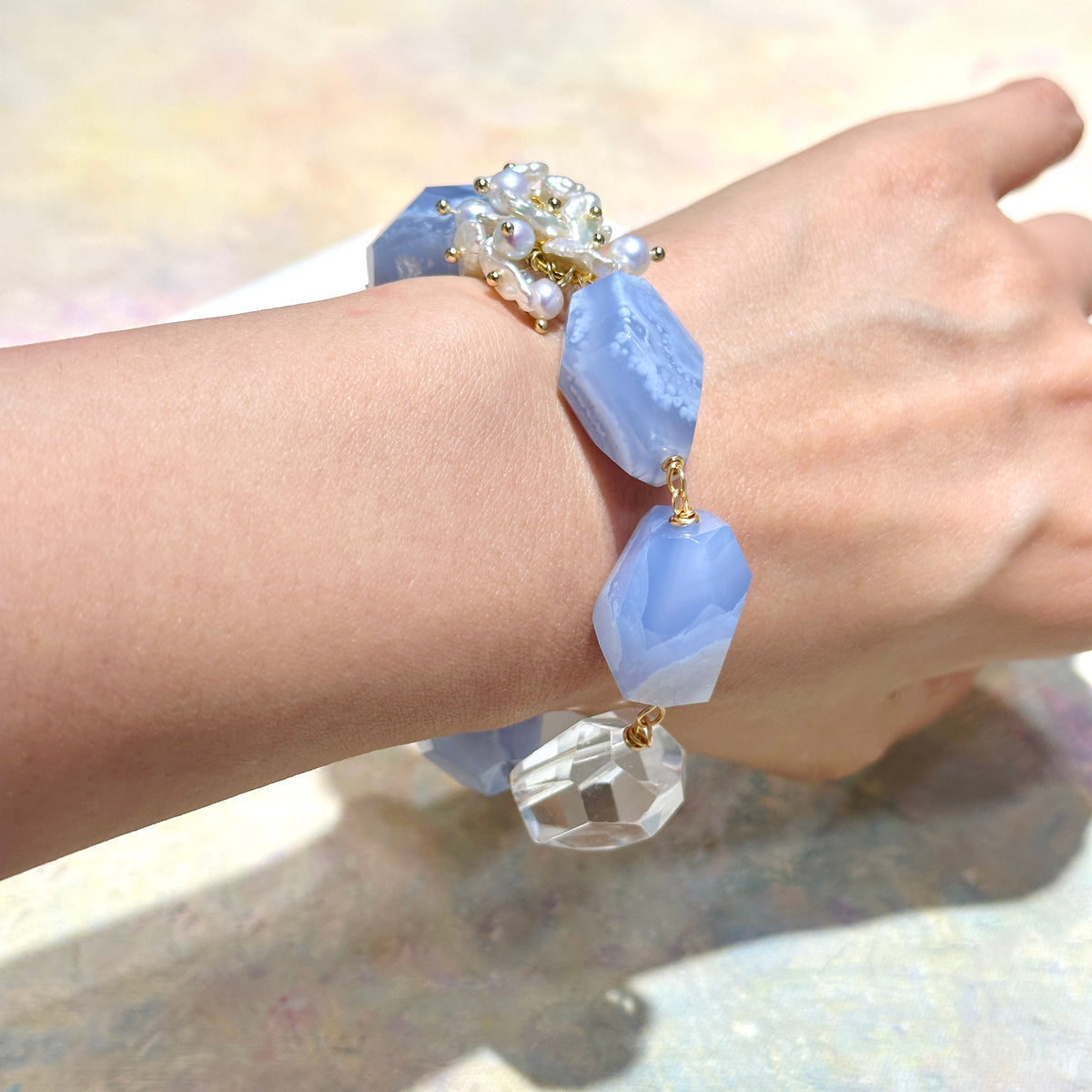Blue Lace Agate & Pearl & Clear Quartz Bracelet 藍紋瑪瑙 珍珠 白水晶 手鏈 | 手串 bracelet | 紋理特寫 texture detail