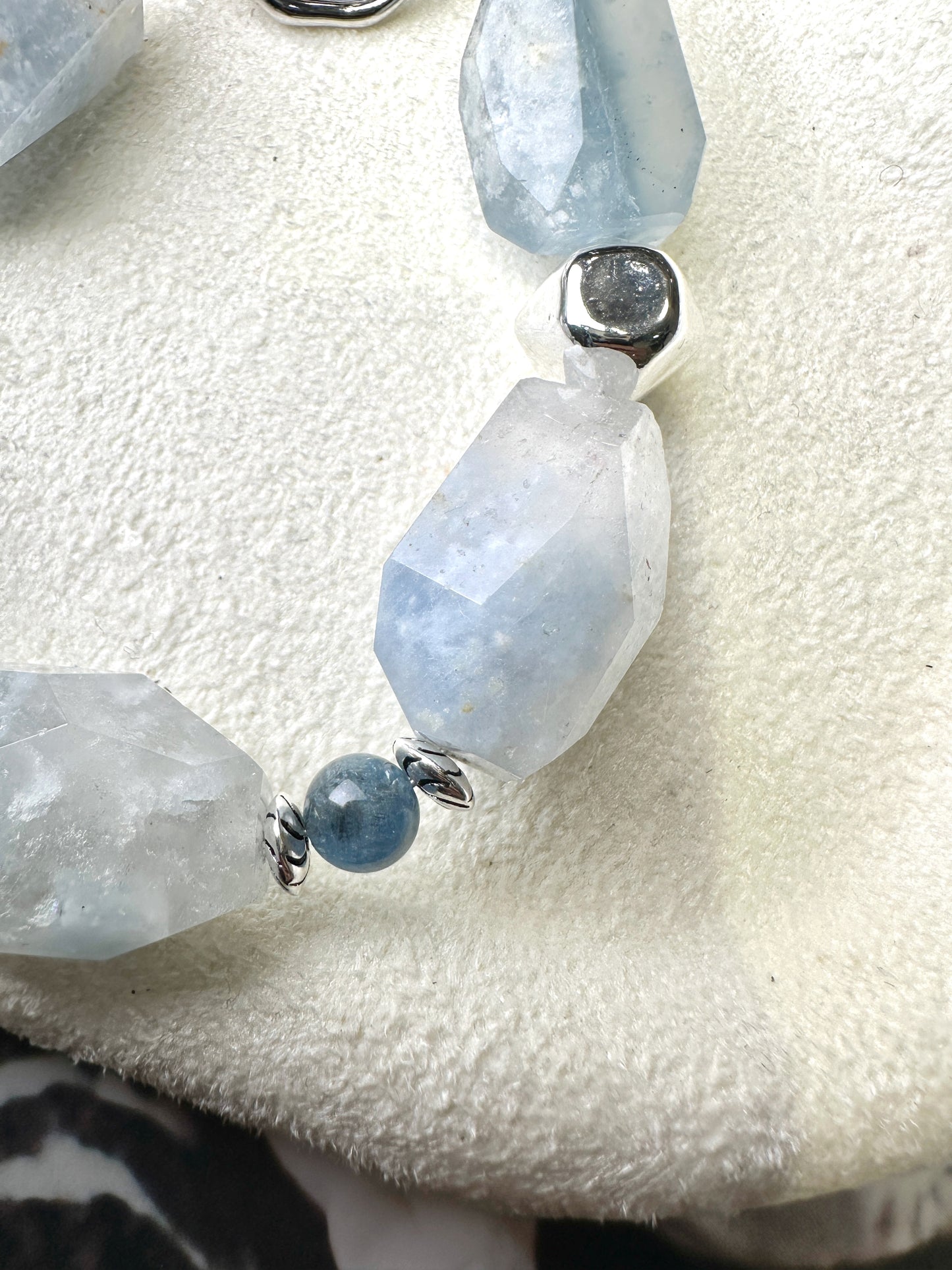 Blue Rabbit Hair Rutilated Quartz 藍兔毛絨球水晶手鏈 | 手串 bracelet | 側面角度 side angle