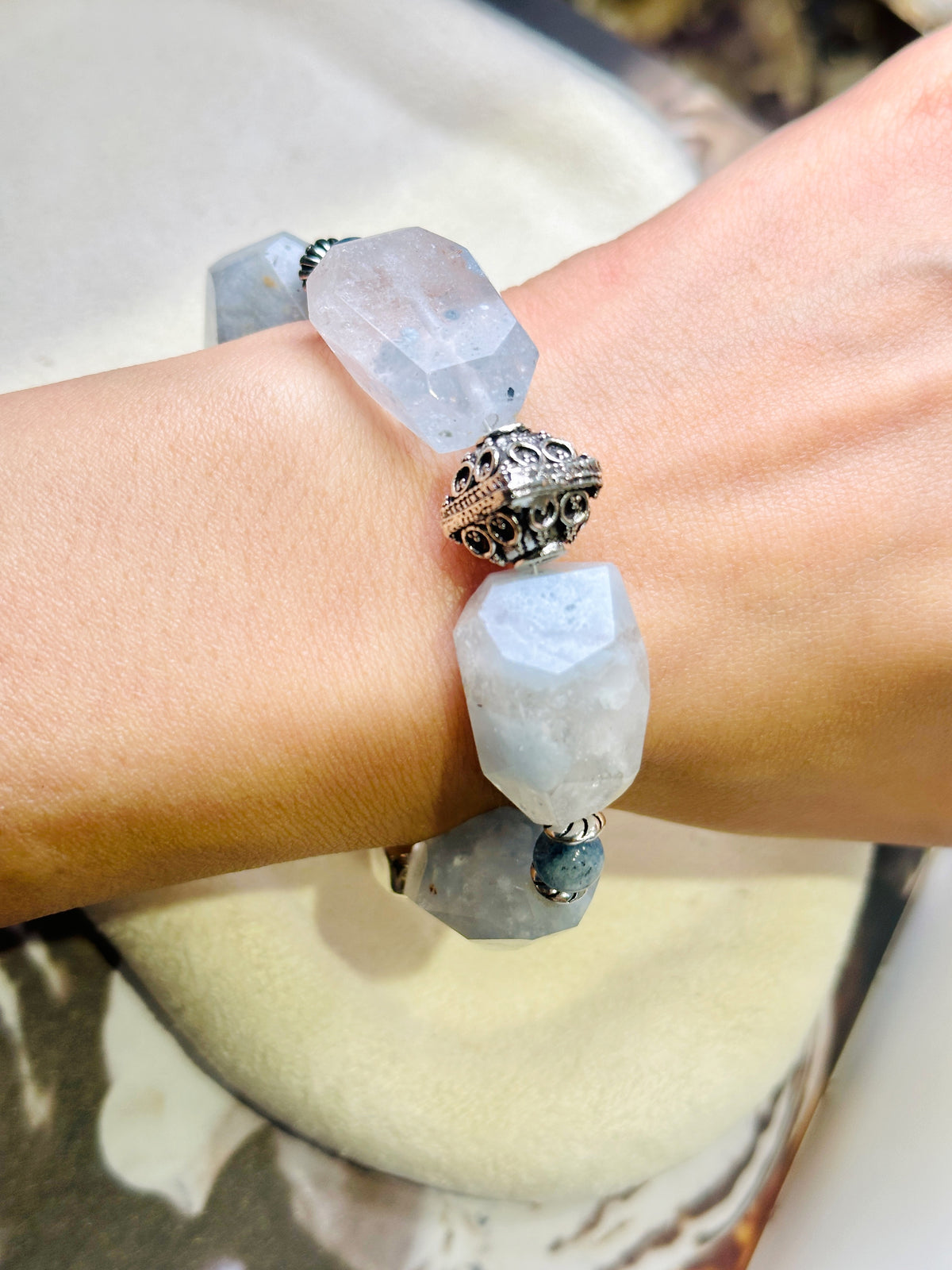 Blue Rabbit Hair Rutilated Quartz 藍兔毛絨球水晶手鏈 | 手串 bracelet | 紋理特寫 texture detail