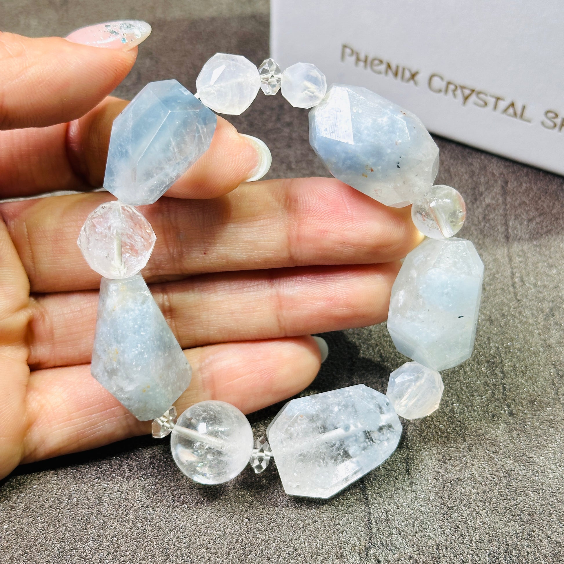Blue Rabbit Hair Rutilated Quartz x Moonstone x White Phantom 藍絨兔毛 白幽靈 月亮石 | 原礦 raw-crystal | 細節特寫 close up detail