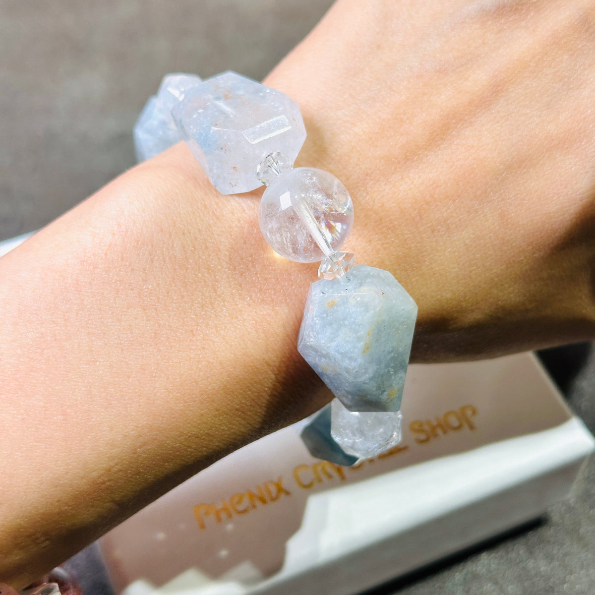 Blue Rabbit Hair Rutilated Quartz x Moonstone x White Phantom 藍絨兔毛 白幽靈 月亮石 | 原礦 raw-crystal | 紋理特寫 texture detail