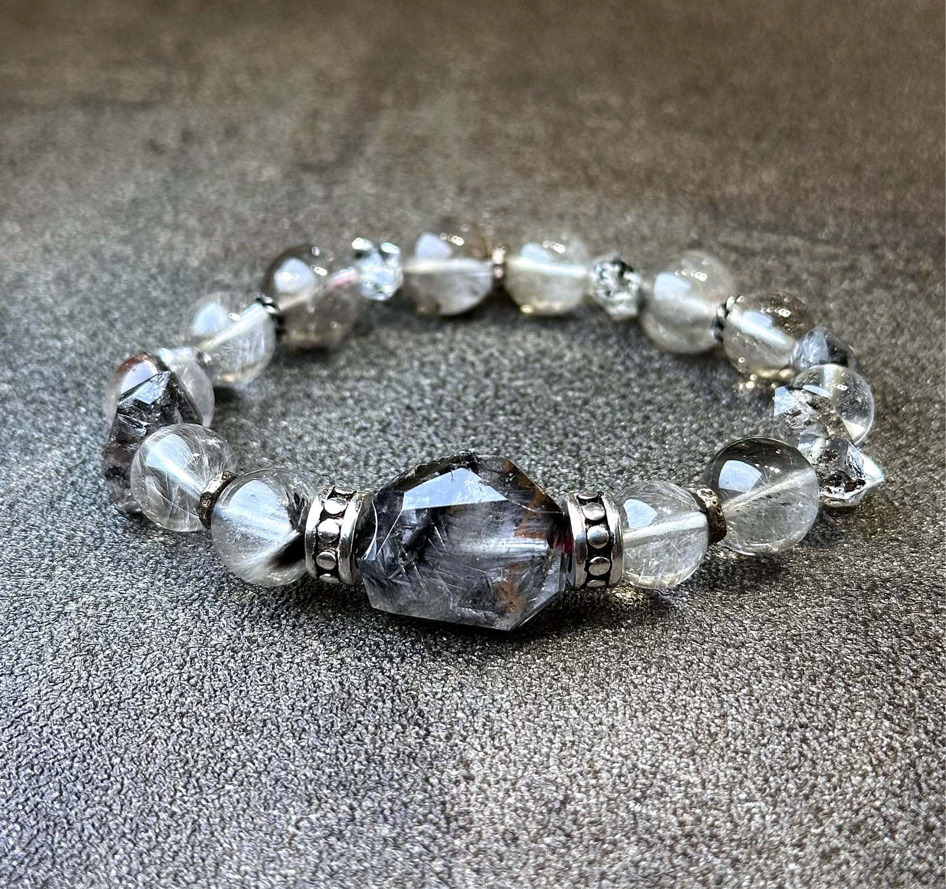 Brookite in Quartz x Herkimer Diamond 黑銀鈦 閃靈鑽 | 原礦 raw-crystal | 正面圖 front view