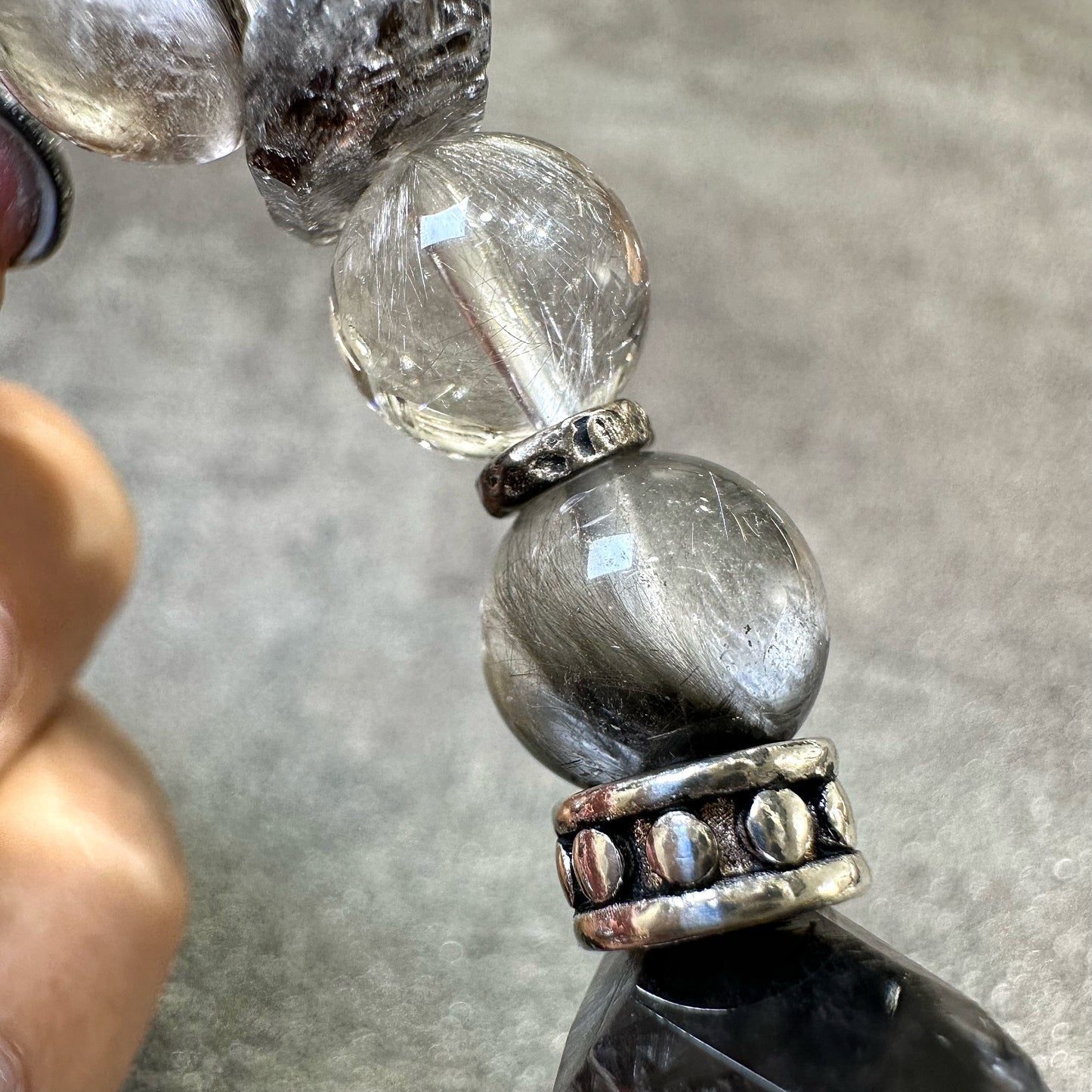 Brookite in Quartz x Herkimer Diamond 黑銀鈦 閃靈鑽 | 原礦 raw-crystal | 整體圖 full piece view