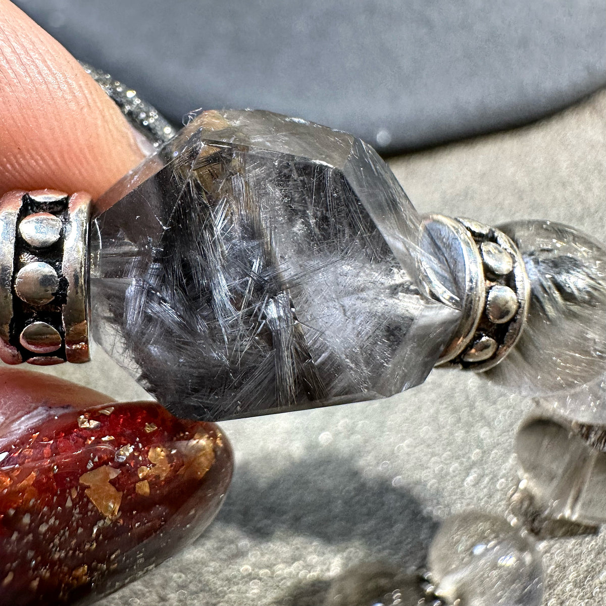 Brookite in Quartz x Herkimer Diamond 黑銀鈦 閃靈鑽 | 原礦 raw-crystal | 側面角度 side angle