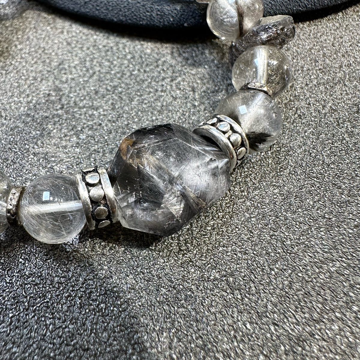 Brookite in Quartz x Herkimer Diamond 黑銀鈦 閃靈鑽 | 原礦 raw-crystal | 紋理特寫 texture detail