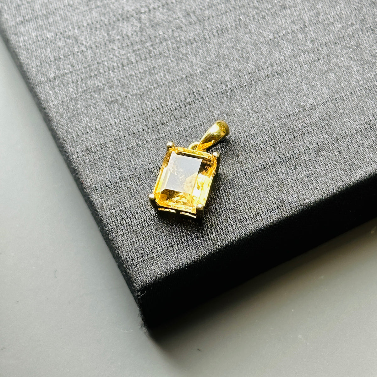 Citrine Square Pendant 黃晶方形吊墜 | 吊墜 pendant | 細節特寫 close up detail