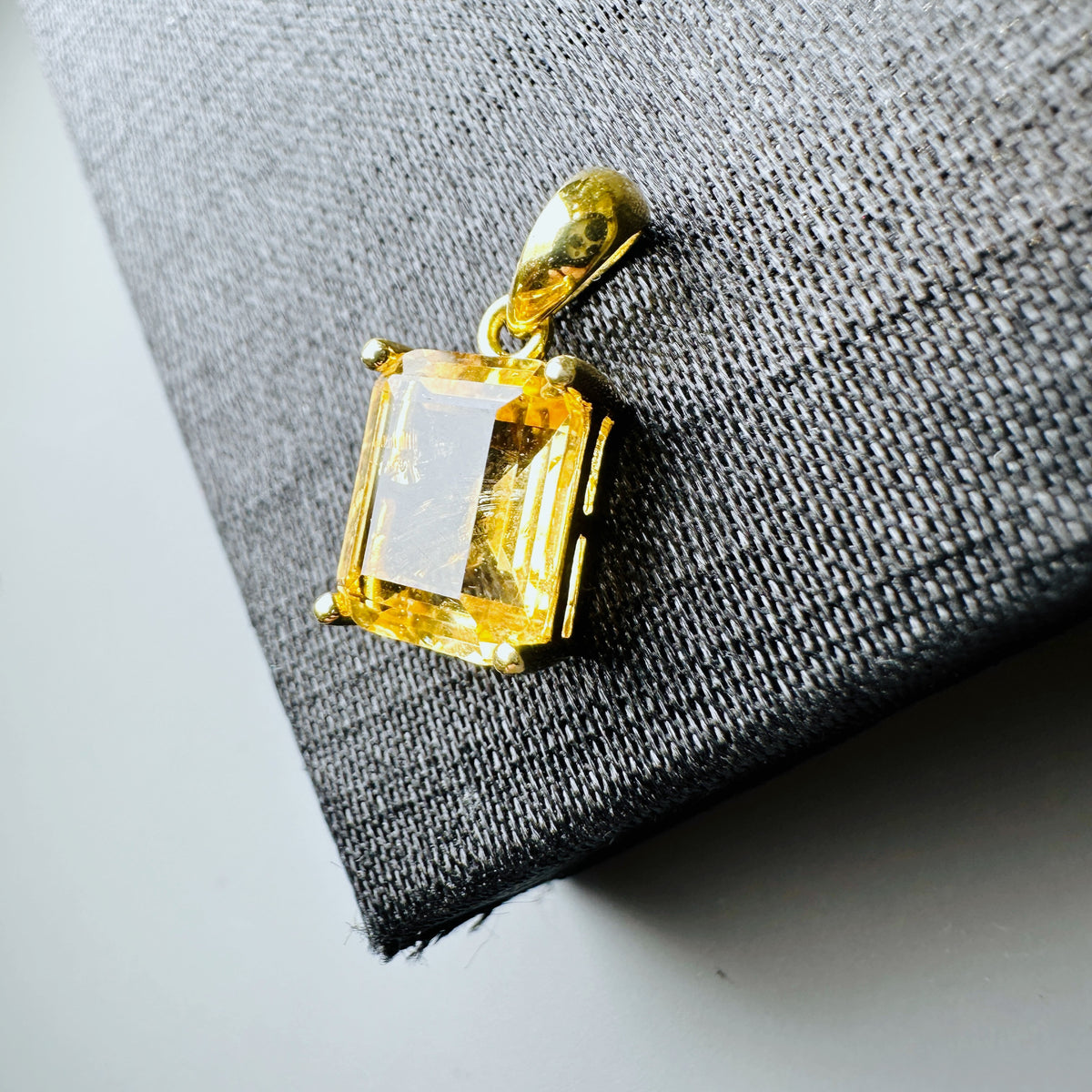 Citrine Square Pendant 黃晶方形吊墜 | 吊墜 pendant | 側面角度 side angle